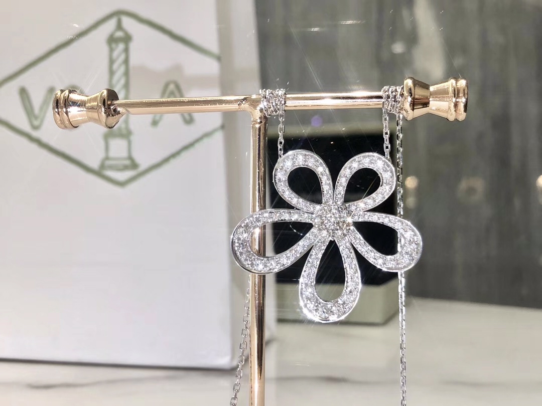 NO:102589,Large size 925 silver hottest big flower necklace. Who is really good looking? It's so popular that the models worn by major internet celebrities, Vac necklace, necklace19860909大号925银 当下最热的大花项链 真是谁带谁好看 太火了各大网红自戴的款,Vac项链,necklace,Jewelry