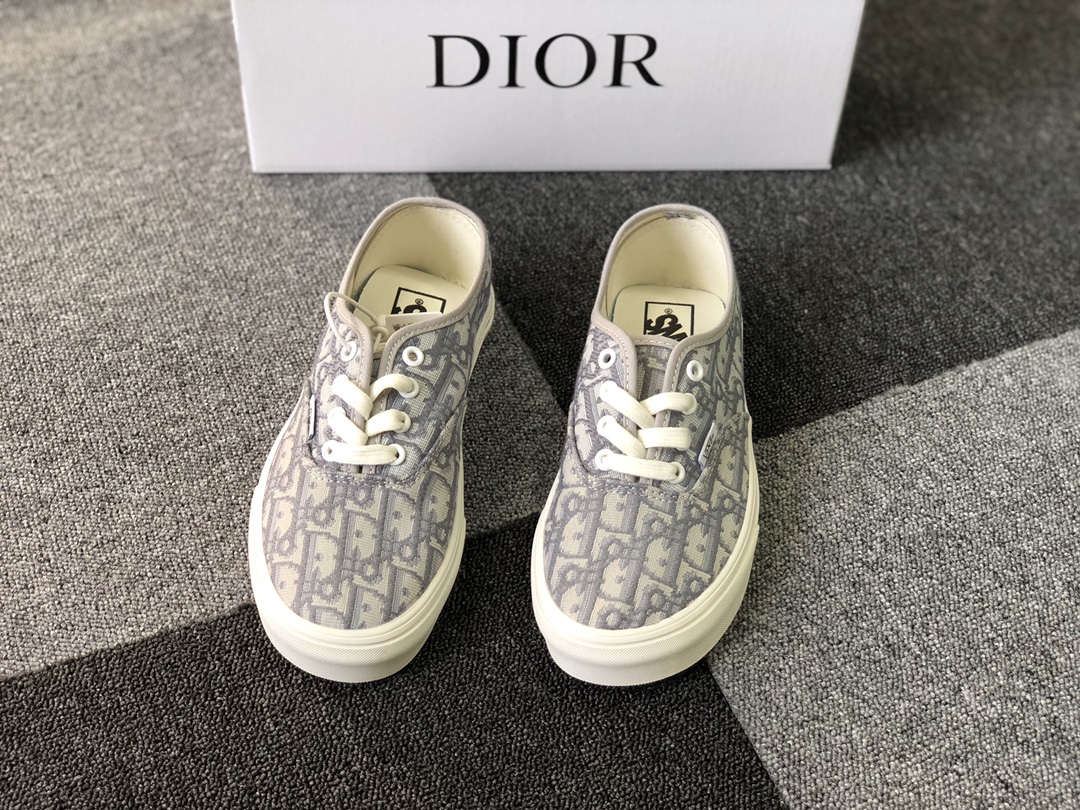 （🔥万斯迪奥岩石灰配色新推出）VANS x DIOR联名款，Vans Aut迪奥独家重磅释出， 这个岩石灰太绝了，非常高级，整双鞋采用Dior标志性的老花刺绣立体感很强，普通中带有一丝高贵，简单中透露一丝复杂，低调又不失奢华，超级百搭，上脚巨好看! 尺码:35 36 37 38 39 40 41 42 43 44