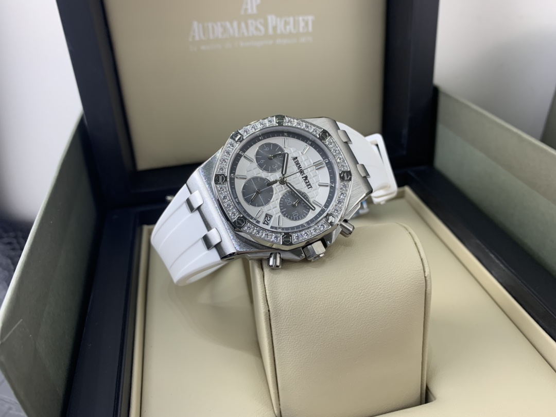 Audemars Piguet 皇家 爱彼皇家橡树系列女款镶钻