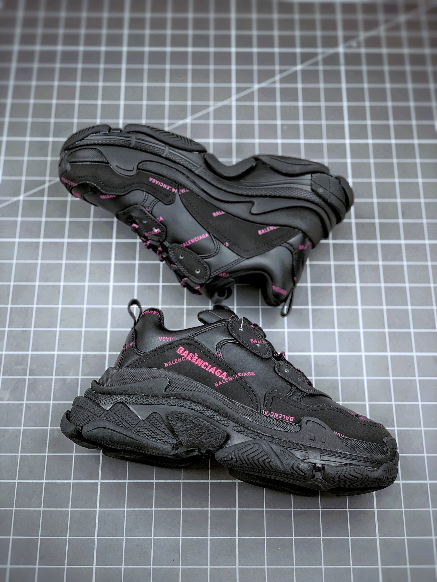 380 Balenciaga Triple S 黑粉弹幕 巴黎世家 19官方发售版本