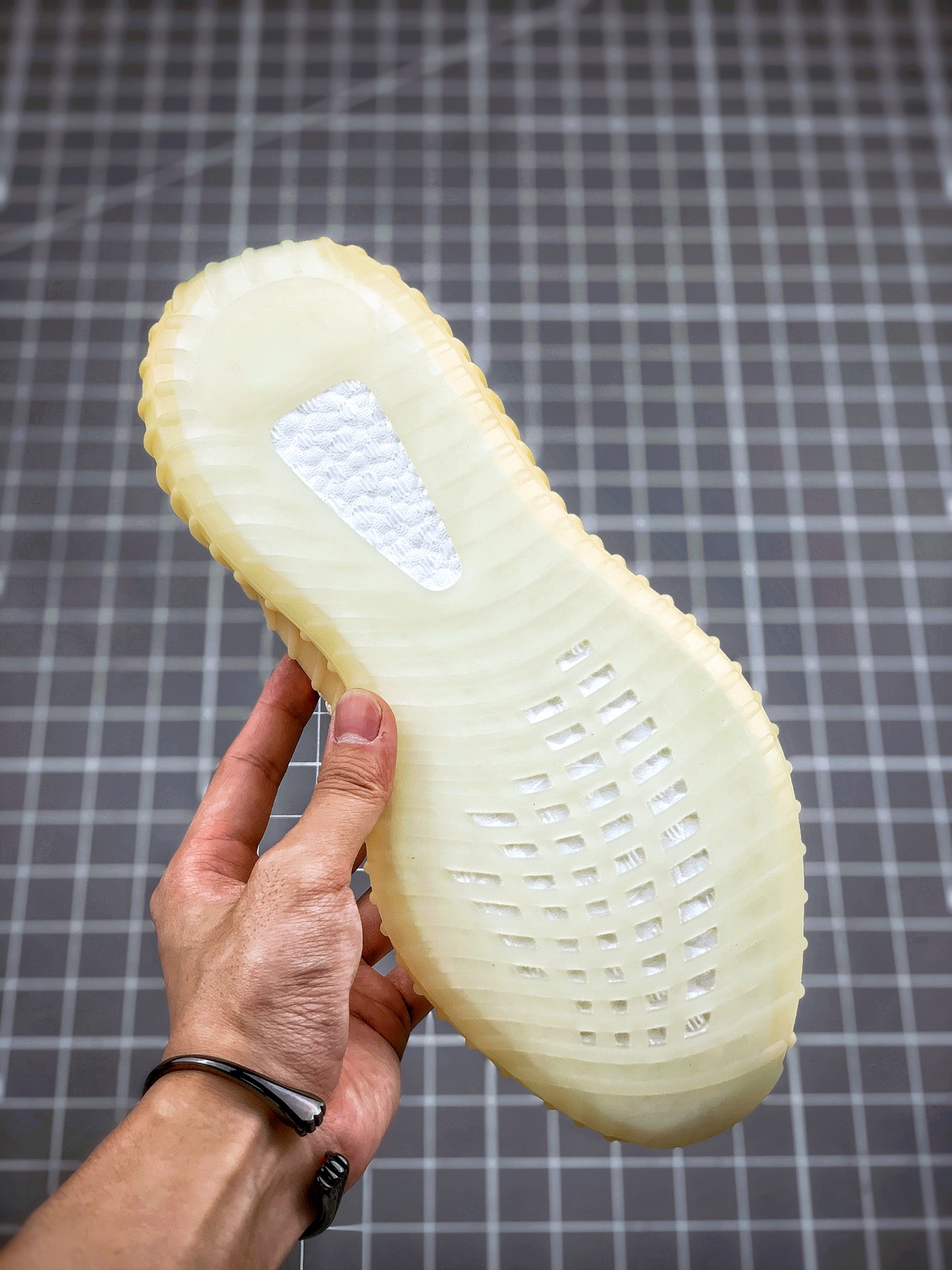 200 Yeezy 350V2 ”Abez” 氧化天使