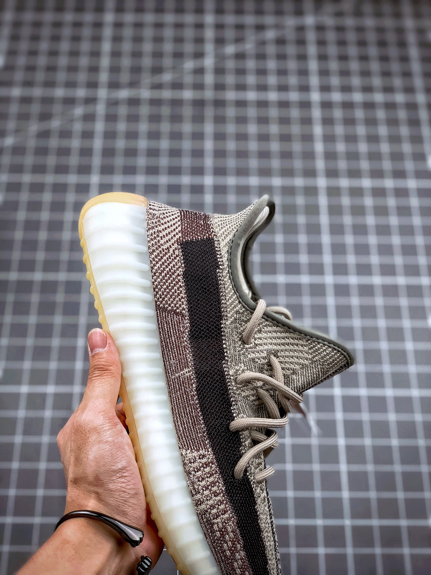 200 Yeezy 350 Boost V2  ”Zyon” 卡其灰