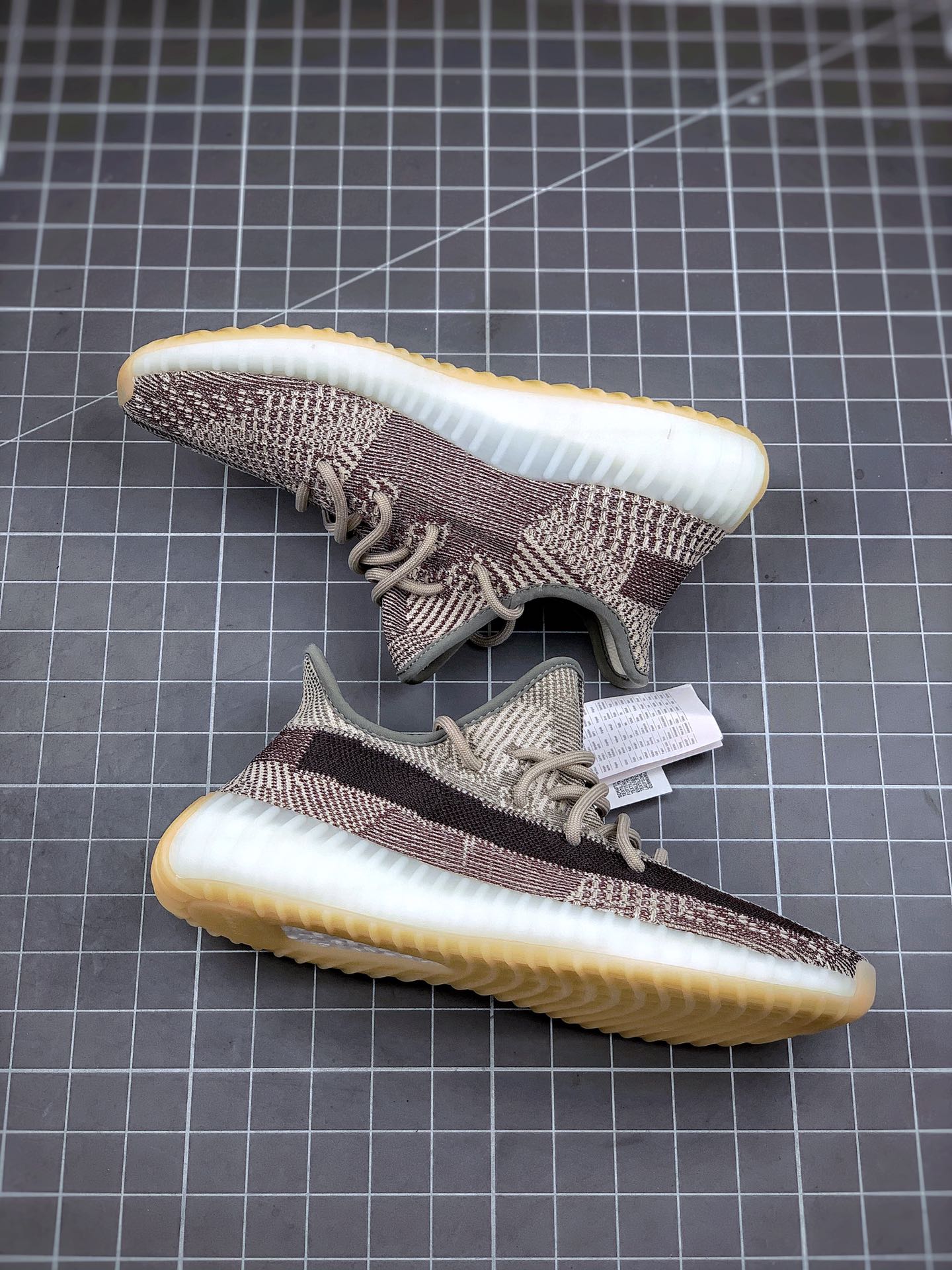 200 Yeezy 350 Boost V2  ”Zyon” 卡其灰