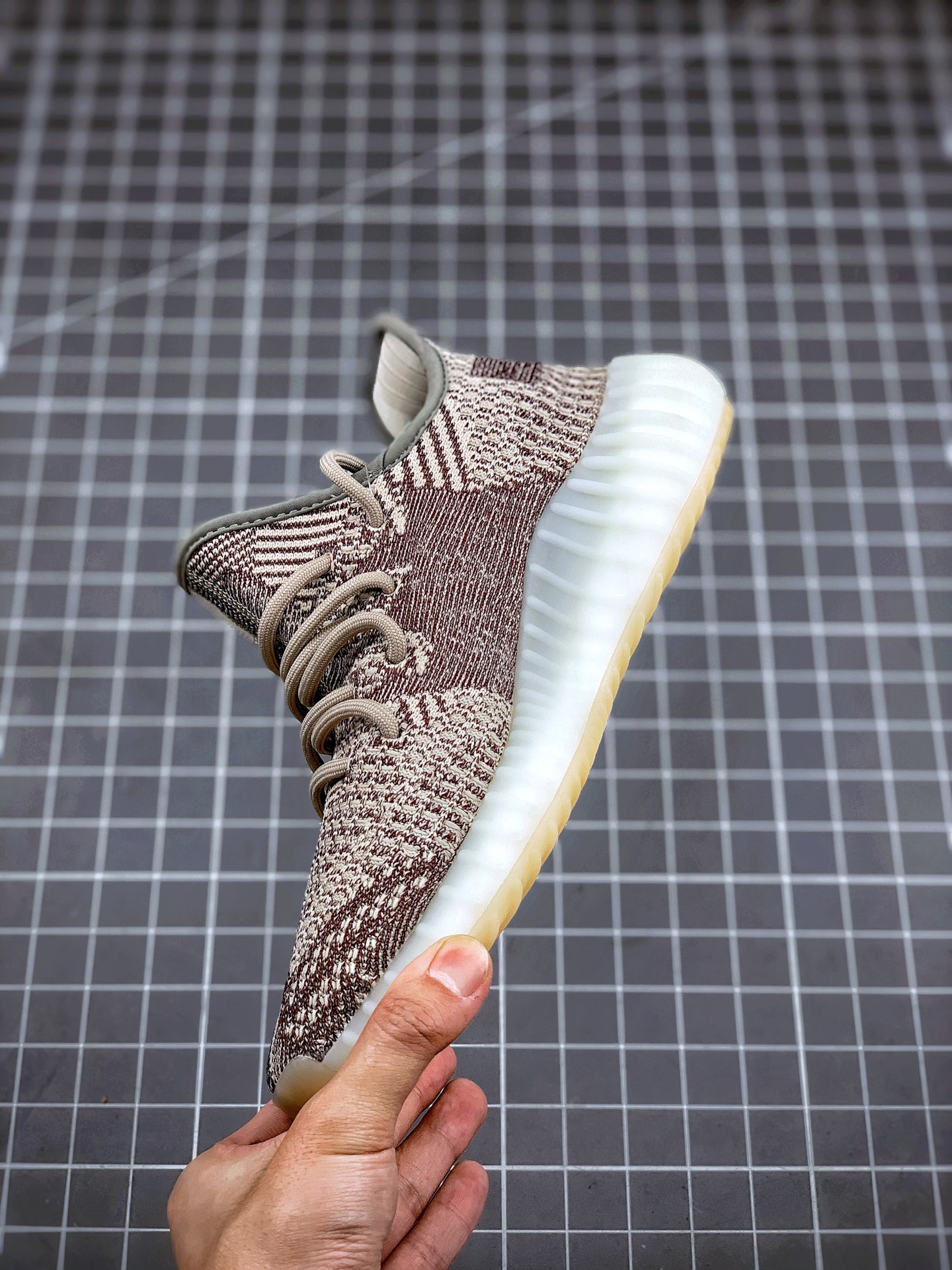 200 Yeezy 350 Boost V2  ”Zyon” 卡其灰