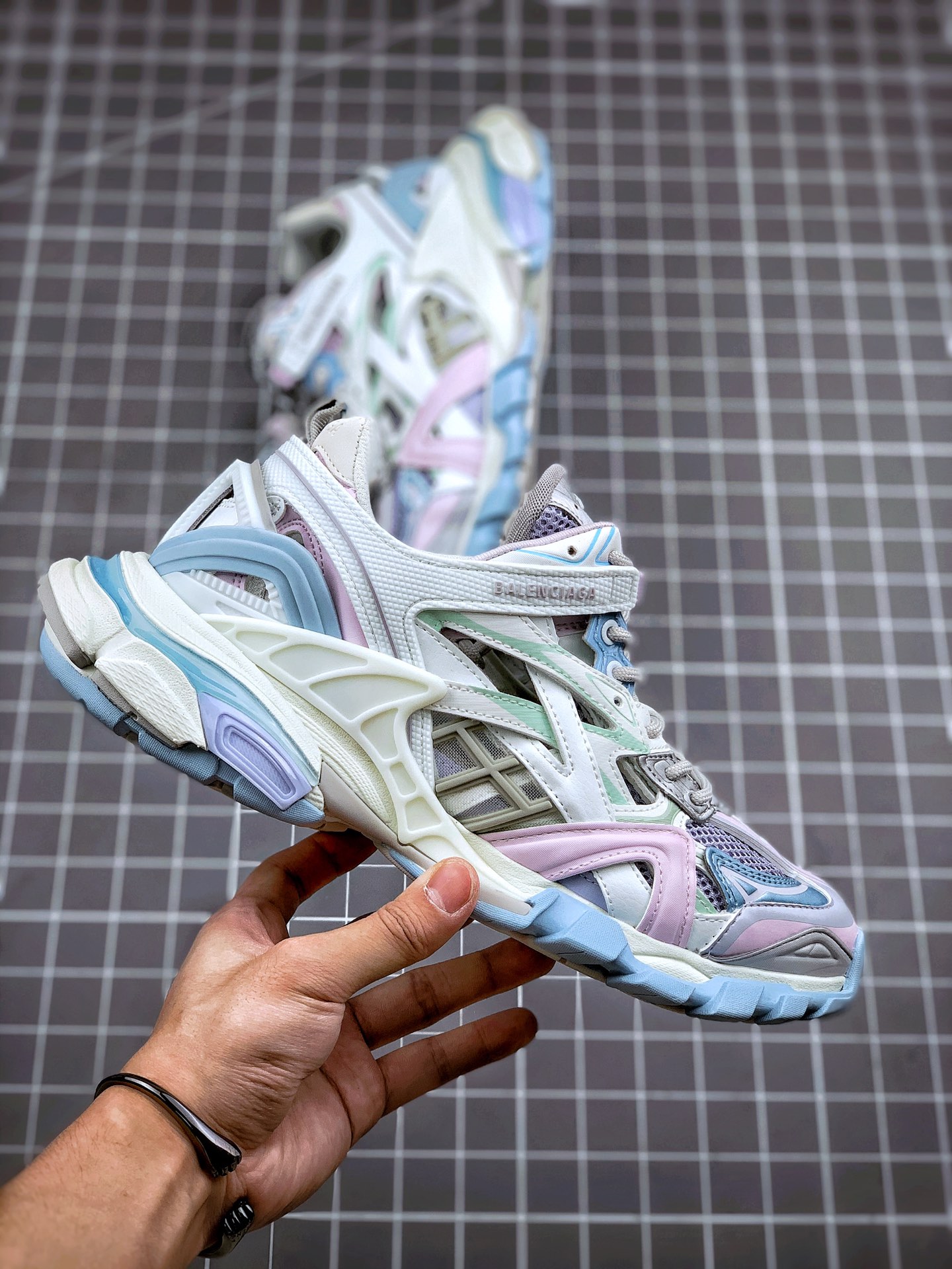 650 Balenciaga Track 4.0 巴黎世家4代 鞋面采用176块部件组成