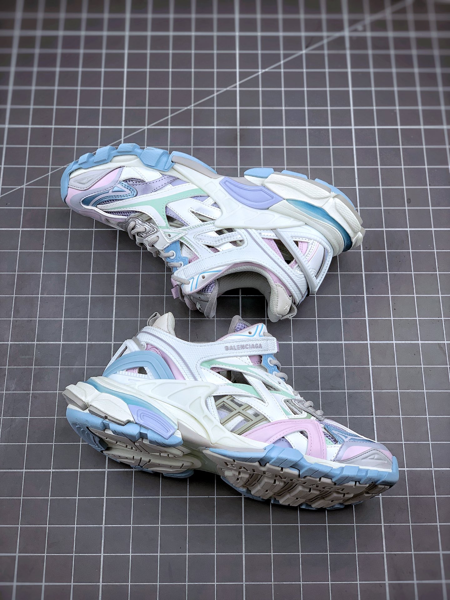 650 Balenciaga Track 4.0 巴黎世家4代 鞋面采用176块部件组成