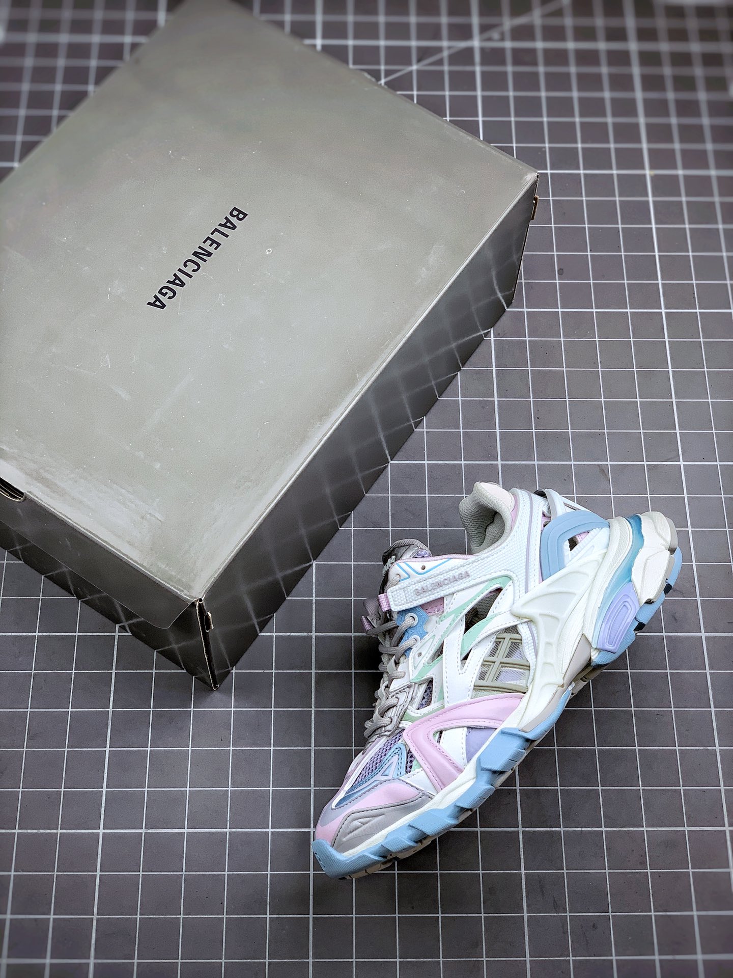 650 Balenciaga Track 4.0 巴黎世家4代 鞋面采用176块部件组成