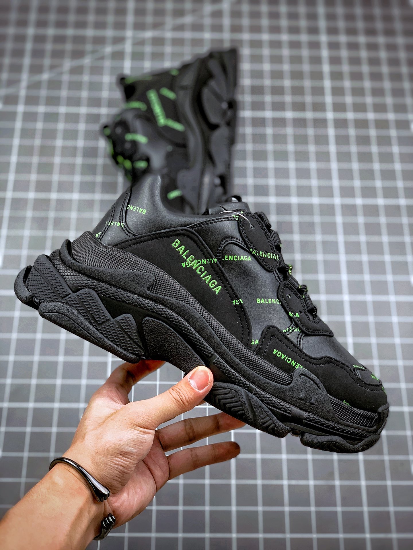 370 Balenciaga Triple S 黑绿弹幕 巴黎世家 19官方发售版本