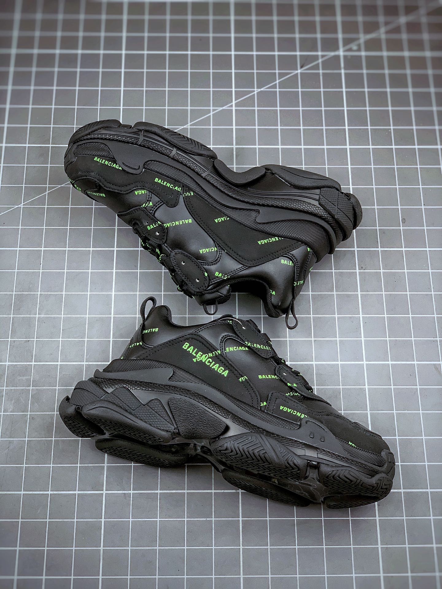 370 Balenciaga Triple S 黑绿弹幕 巴黎世家 19官方发售版本