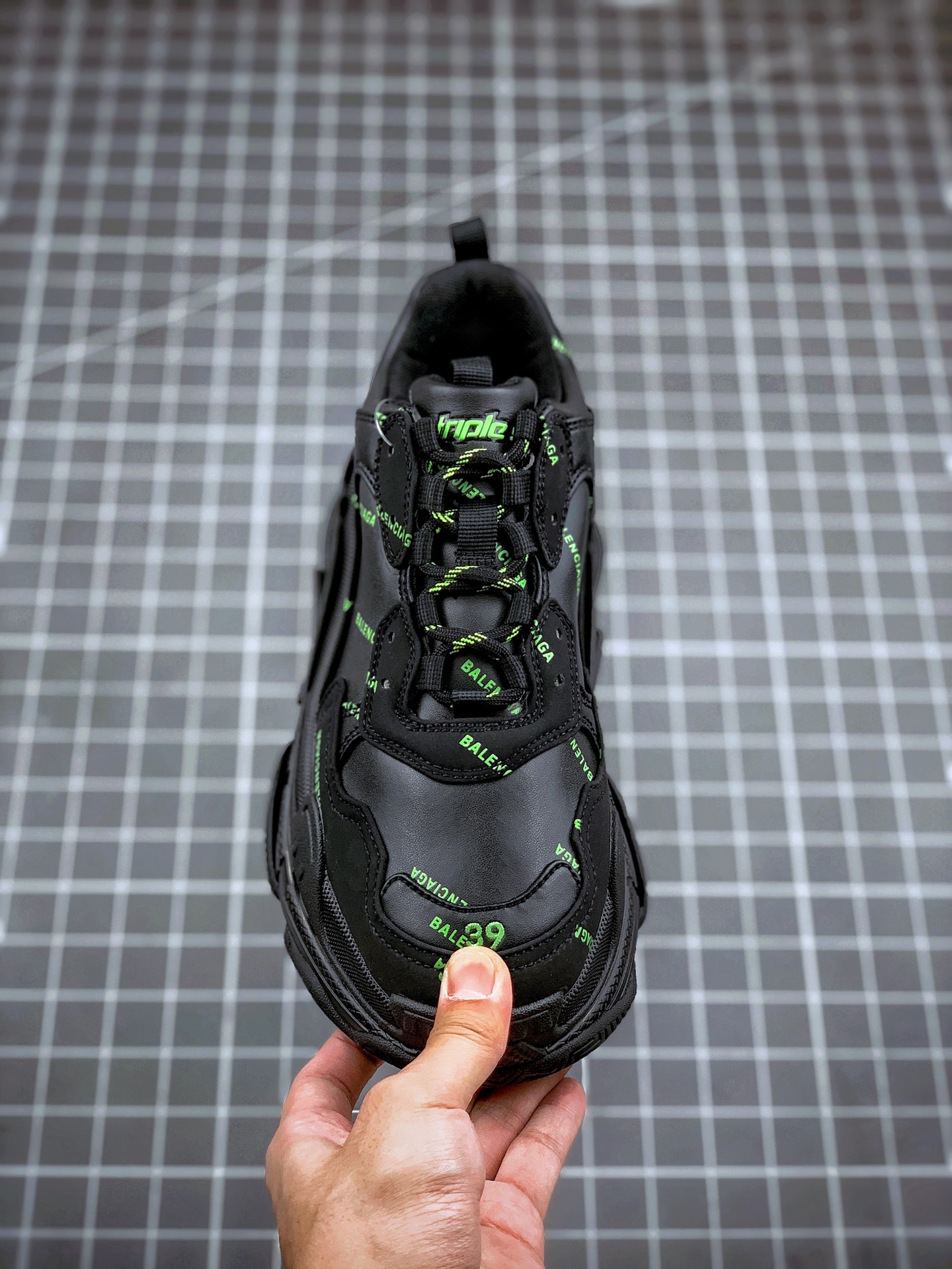 370 Balenciaga Triple S 黑绿弹幕 巴黎世家 19官方发售版本