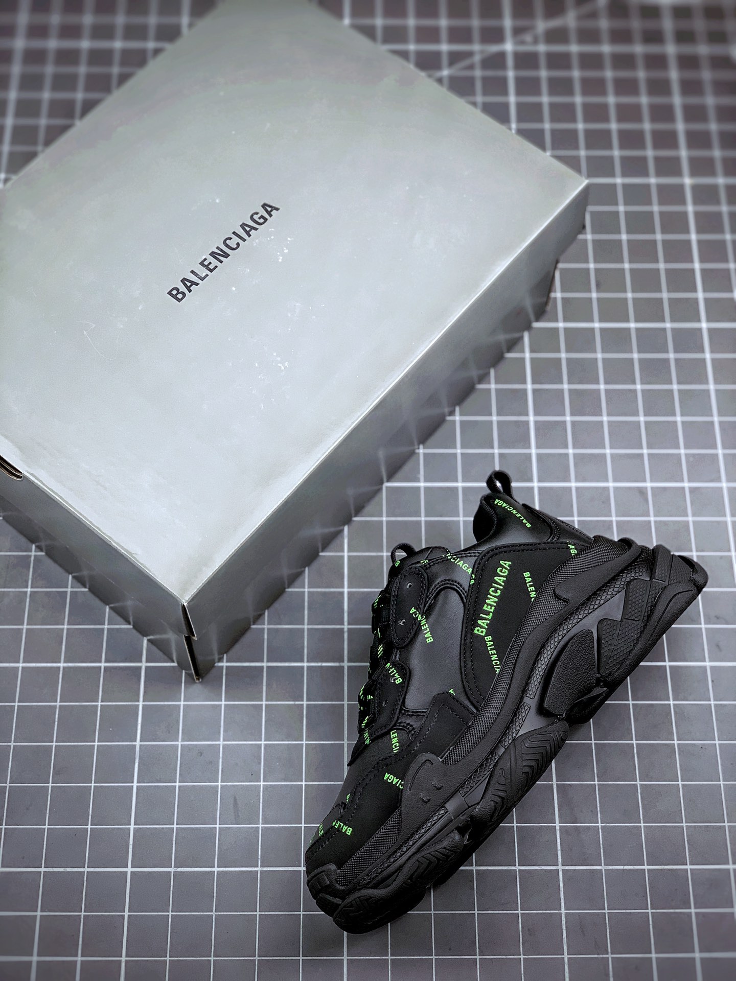 370 Balenciaga Triple S 黑绿弹幕 巴黎世家 19官方发售版本