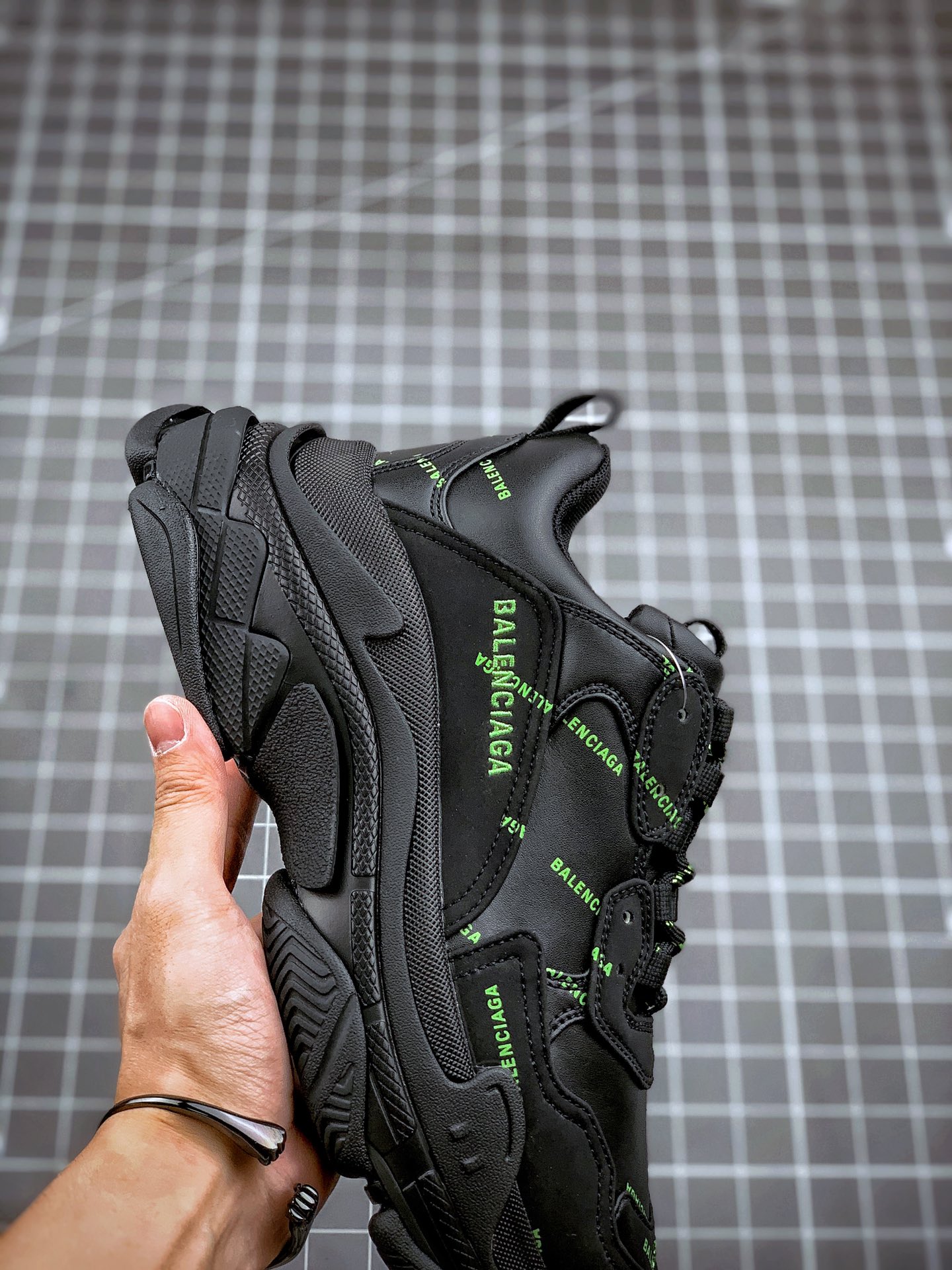 370 Balenciaga Triple S 黑绿弹幕 巴黎世家 19官方发售版本