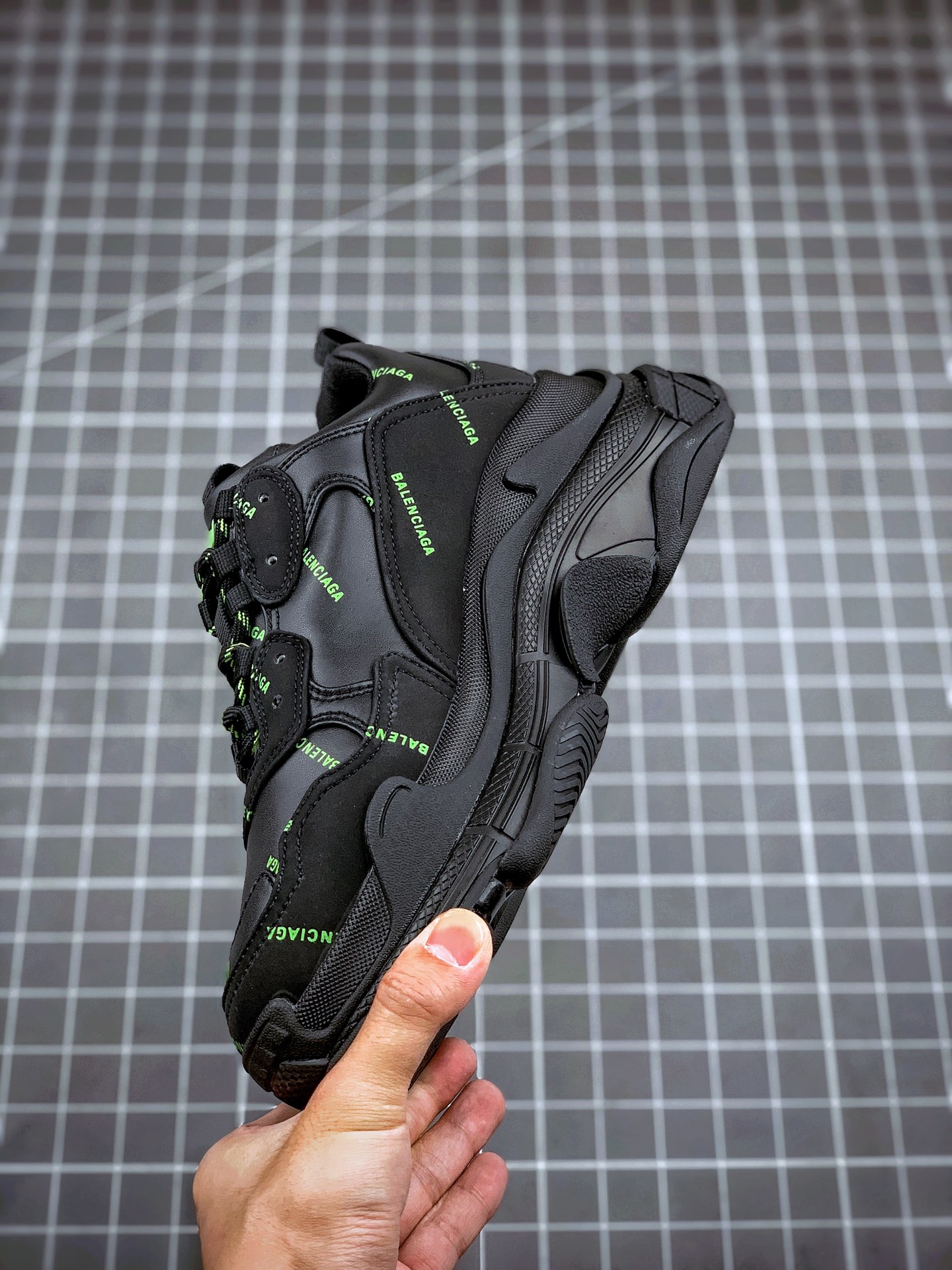 370 Balenciaga Triple S 黑绿弹幕 巴黎世家 19官方发售版本