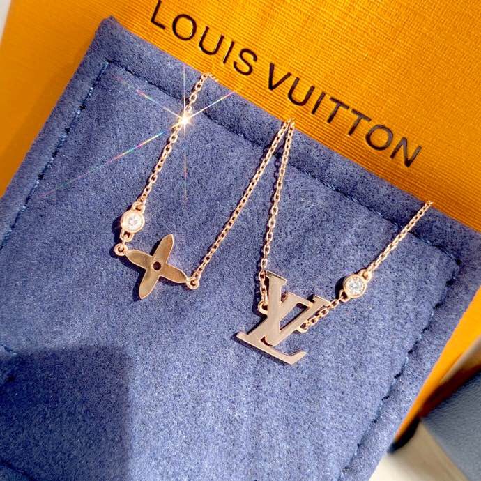 NO:102418,LV same style clavicle chain, beautiful, classic four-leaf clover, LV letter necklace, low-key and luxurious, Jimei is about to cheat this summer, Lv necklace, louis vuitton, necklace19860909LV同款锁骨链 美炸啦,经典四叶草,LV字母项链,低调奢华,这个夏天集美要开挂了,Lv项链,louis vuitton,necklace,Jewelry