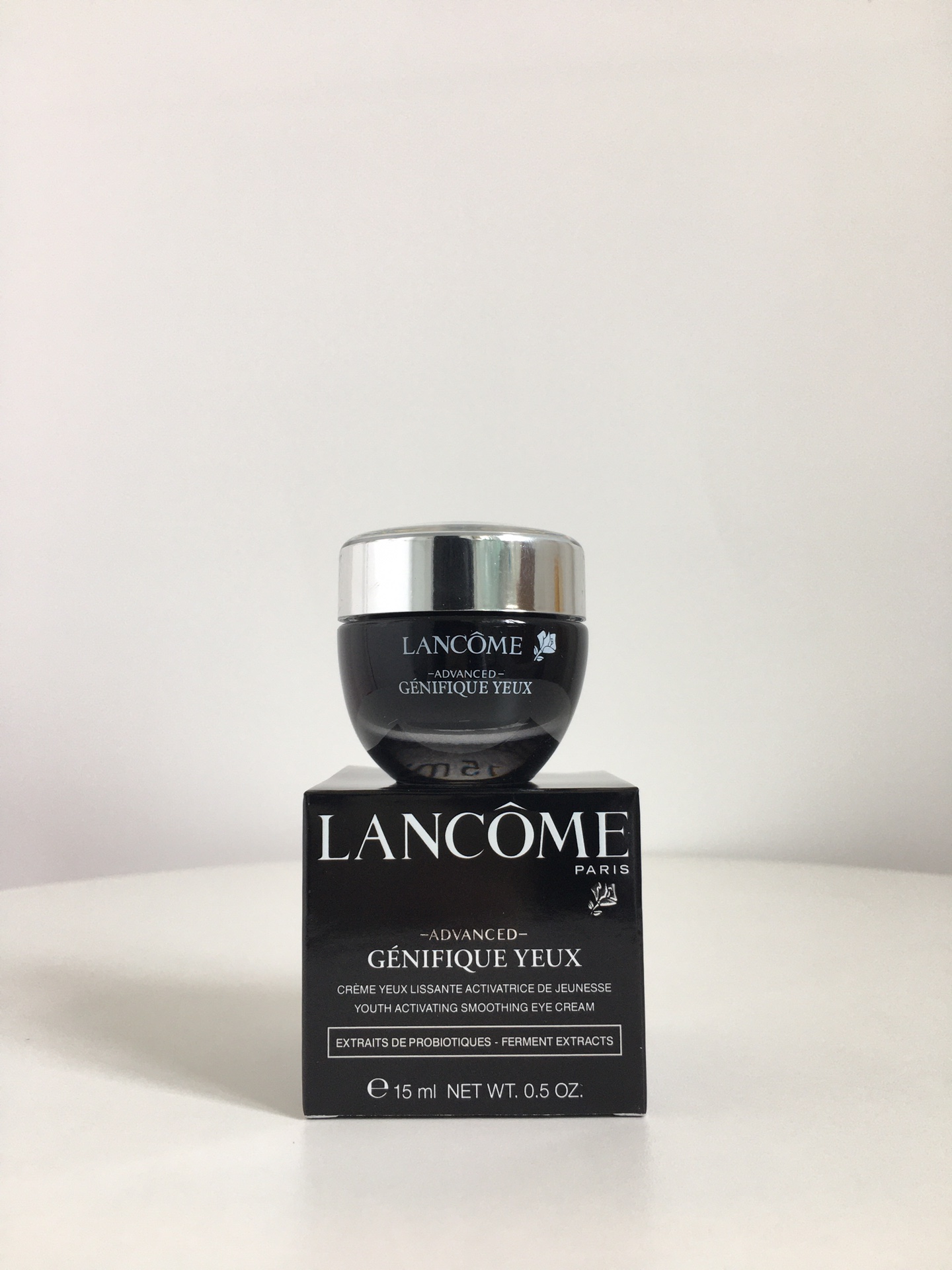 💰 56 兰蔻小黑瓶眼霜15ml ，绝对是兰蔻家的明星产品，口碑这么好肯定是每个顾客点赞的产品👍抗老眼霜，无限回购的一款，坚持使用，眼周肌肤明显回复年轻。嫩肌活肤科技首次为眼周轮廓度身订造，能针对性改善浮肿、细纹及黑眼圈，淡化细纹，鱼尾纹，紧致轮廓，减退衰老。