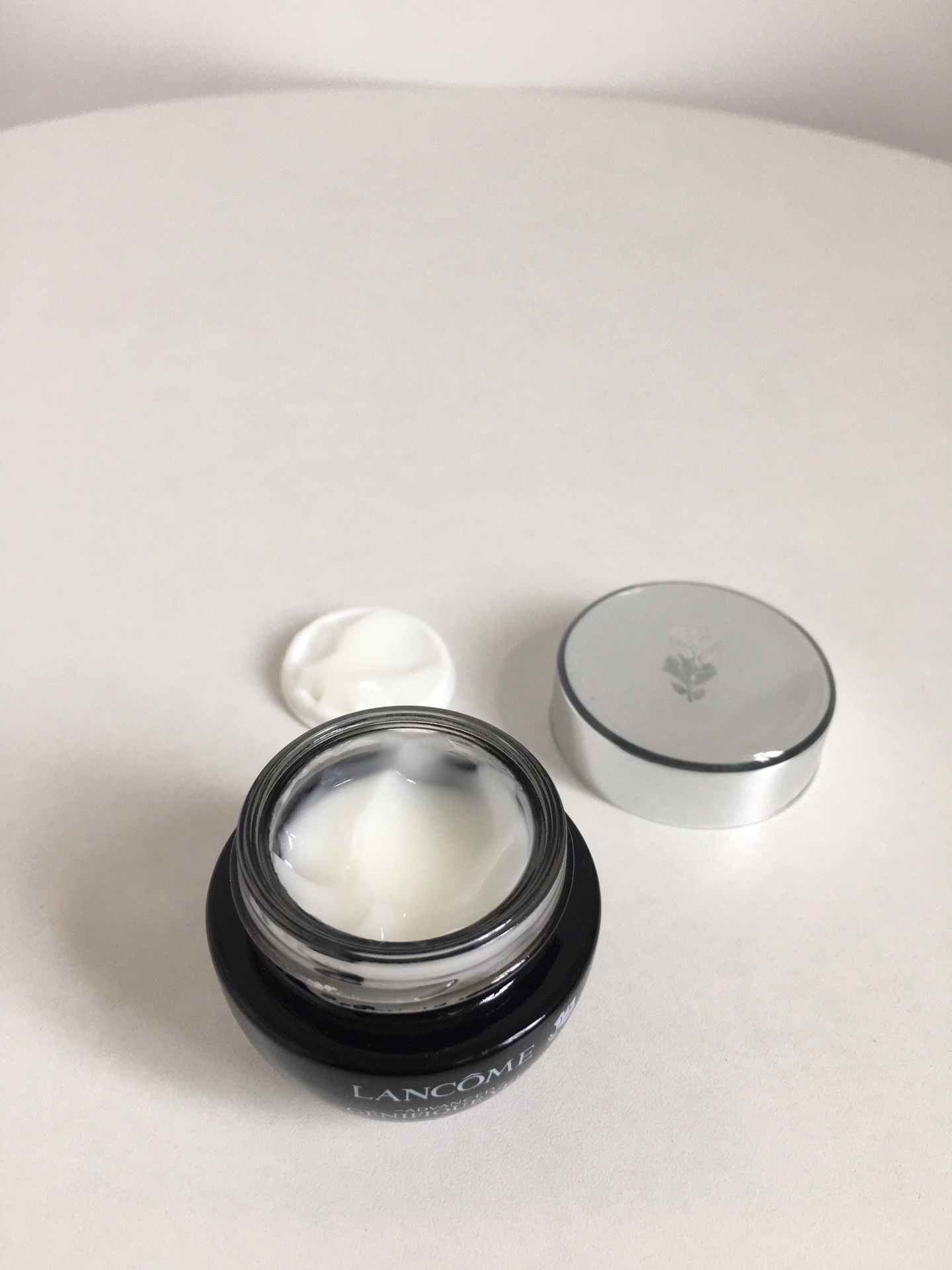 💰 56 兰蔻小黑瓶眼霜15ml ，绝对是兰蔻家的明星产品，口碑这么好肯定是每个顾客点赞的产品👍抗老眼霜，无限回购的一款，坚持使用，眼周肌肤明显回复年轻。嫩肌活肤科技首次为眼周轮廓度身订造，能针对性改善浮肿、细纹及黑眼圈，淡化细纹，鱼尾纹，紧致轮廓，减退衰老。