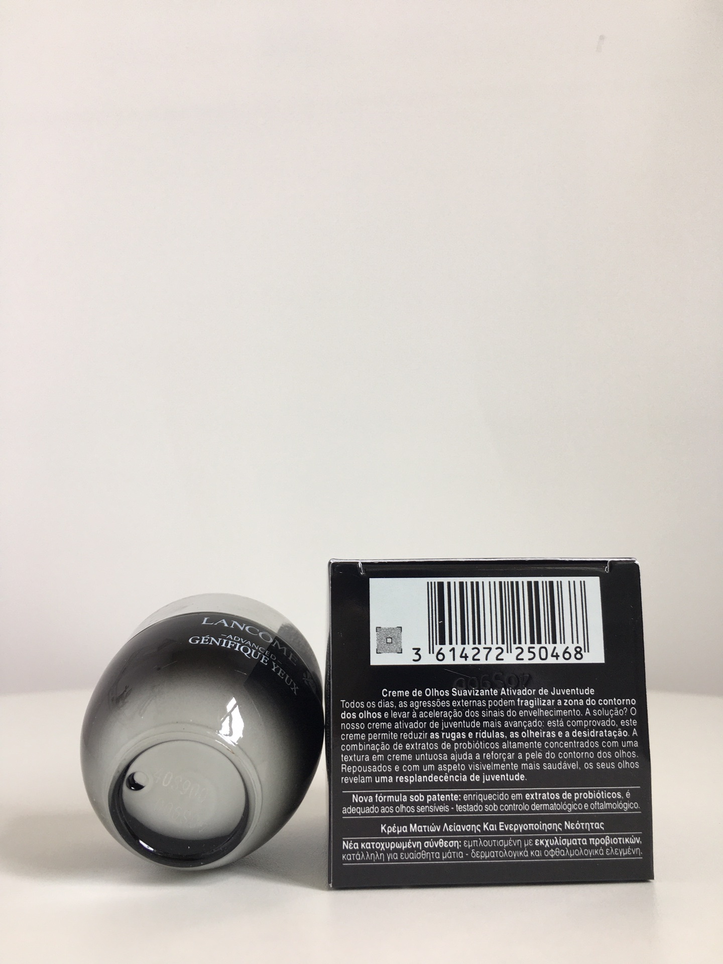 💰 56 兰蔻小黑瓶眼霜15ml ，绝对是兰蔻家的明星产品，口碑这么好肯定是每个顾客点赞的产品👍抗老眼霜，无限回购的一款，坚持使用，眼周肌肤明显回复年轻。嫩肌活肤科技首次为眼周轮廓度身订造，能针对性改善浮肿、细纹及黑眼圈，淡化细纹，鱼尾纹，紧致轮廓，减退衰老。