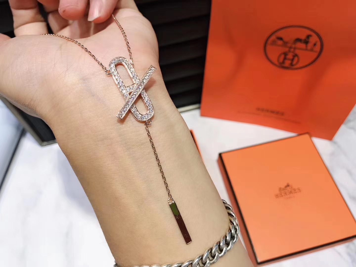 NO:102789,H-H-Home Fire Pig Nose Necklace, swelling on the street, fashionable, low-key but eye-catching, classic pig-nosed elements, very suitable for wearing in the year, atmospheric and neat line splicing design, very modern, come and collect, everyone is a hand-held necklace can be worn on both sides, can be worn on the front and back side, and can be worn on the side of the diamond, the other side is glossy, the design is very special, 360 degrees without dead corners, very texture and taste, all data are magnified and viewed in real shots, 925 silver plated 18K rose gold, thick gold electroplating, inlaid with eight hearts and eight arrows imported high-carbon diamonds, all diamonds are hand-inserted, and it is impossible to remove diamonds. Complete real gold and real diamonds are visually 45cm in length (including the tail pendant) Close your eyes!  Highly recommended!  Necklace about 10g, Hermes necklace, hermes, necklace19860909H家火猪鼻子项链 潮爆大街 hin时尚 一眼看中 低调但却让人眼前一亮 经典的猪鼻子元素 好适合年配戴有木有 大气利落的线条拼接设计 非常有现代感 来收 新春年快快人手一条 项链可正反两面佩戴 可以戴满钻这一面 反过来戴就是光面 设计非常特别 360度无死角 很有质感和品味 所有数据都是对哒精工艺放大看实拍 925银镀18K玫瑰金 厚金电镀 镶嵌八心八箭进口高碳钻 所有钻都是手工镶嵌 掉钻是不可能的 完全真金真钻即视感 项链全长45cm(包括尾坠) 闭眼入！强烈推荐！项链 约10g,爱马仕项链,hermes,necklace,Jewelry