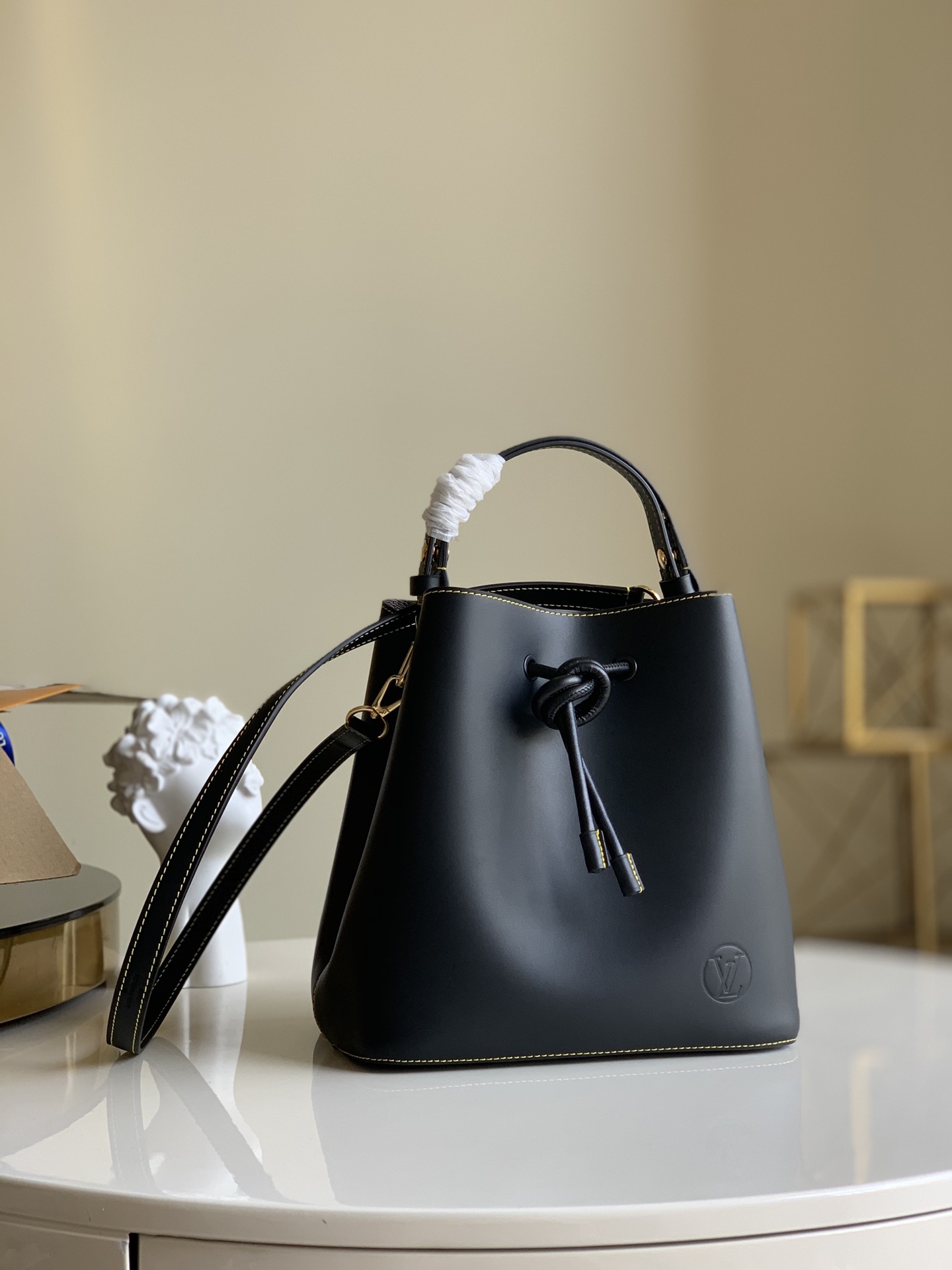 NO:395994,【Exclusive real photo M45394】LOCKME BUCKET Medium handbag The design prototype of this fashionable barrel bag comes from a bag with elegant style but strong texture. Since it was specially customized for a wealthy wine estate owner in 1932, it is used to transport champagne bottles. The neat appearance design is full of modern fashion elements. Size 25x26x17.5cm Q.,LV [original leather],louis vuitton19860909【独家实拍M45394】LOCKME BUCKET 中号手袋 此款时尚桶包的设计原型来自一款风格优雅但质感结实的包袋 由于1932年为一位富有的葡萄酒庄园主专门定制,用以运输香槟酒瓶.利落的外观设计极富现代感的时尚元素.尺寸25x26x17.5cm Q.,LV【原厂皮】,louis vuitton,Bag