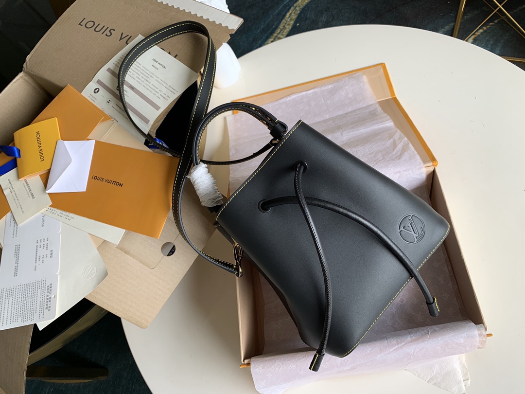 NO:395997,[Exclusive real shot M45396] The bucket bag uses imported soft calfskin to add avant-garde atmosphere!  The adjustable shoulder strap design makes it easy to create a modern dual-use crossbody look!  The same-color microfiber bonded lining rope twist lock and close, full-leather plain-blossed bucket bag, full-leather plain-blossed bucket draw rope inner lining lower right corner pressed women's bucket full-leather women's bag oo[handshake][handshake] Zipper inner bag!  Metal trim!  Size 20-20-13 Q.,LV【Original Leather】,louis vuitton,cowhide19860909【独家实拍M45396】水桶包选用进口柔软小牛皮,增添前卫气息！可调节的肩带设计便于打造风格现代的双用斜挎造型！同色超纤维粘合内衬束绳扭锁闭合,全皮平纹水桶包,全皮平纹水桶拉绳内里老花右下角压字女士水桶全皮女包oo[握手][握手]拉链内袋！金属饰件！尺寸20-20-13 Q.,LV【原厂皮】,louis vuitton,cowhide,Bag