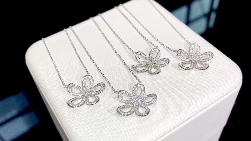 NO:101446,Van Cleef & Arpels A five-flower necklace with a stylish temperament. Real shot, Vac necklace, van cleef, necklace19860909梵克雅宝 气质不失时尚的一款五花项链 实拍,Vac项链,van cleef,necklace,Jewelry