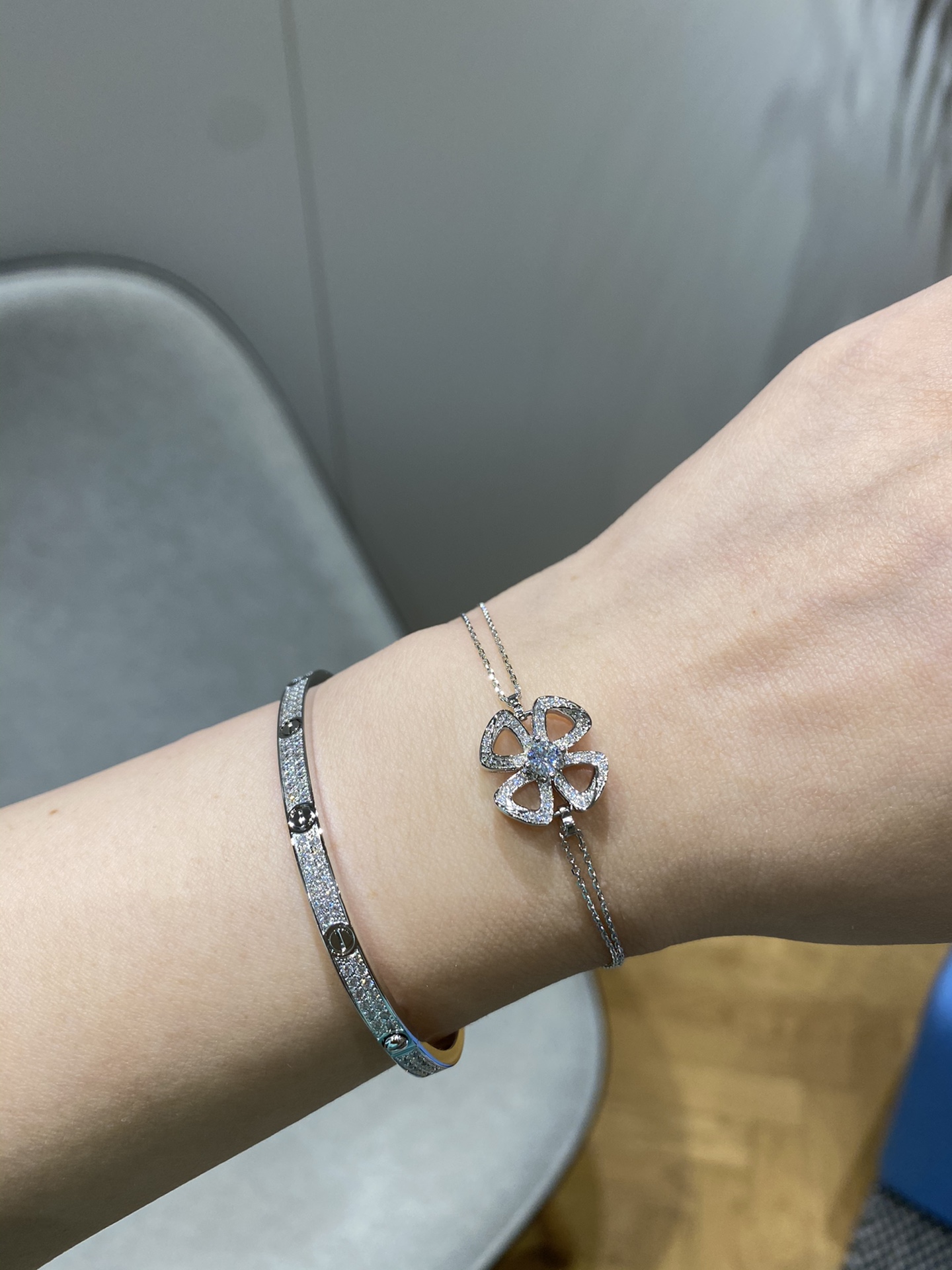 NO:633627,Platinum, rose gold, gold 16#17#18# in stock ~ V gold material, thick gold plating, 17# is recommended for flat hands with large frames, 16# is recommended for round hands. You can also choose according to the hand size, wear 16# if you are under 15. The platinum worn in the picture is 16#, and the rose gold is 17#, 88400,, gold, Cartier high-end jewelry19860909白金,玫瑰金,黄金16#17#18#现货～ V金材质厚金电镀,手部扁扁的骨架大的推荐17#,手部圆圆的推荐16#.也可以根据手寸选,15以内就带16#. 图片佩戴的白金为16#玫瑰金为17#,88400,,gold,卡迪亚高端饰品,Jewelry