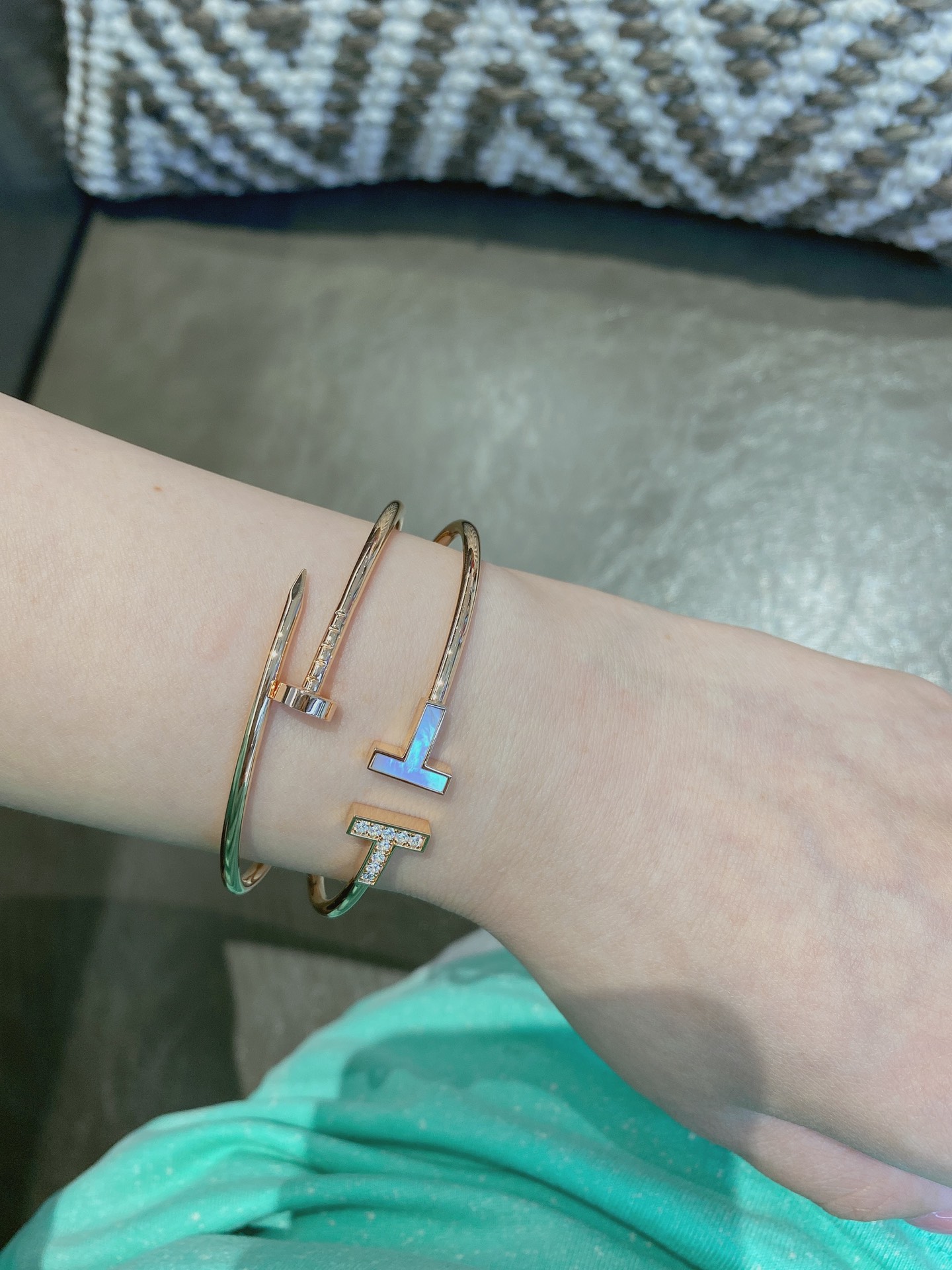 NO:632276,T series, the sparkling mother-of-pearl is gentle and noble, and its aura is not inferior to that of any gemstone. Personally, I think the model with mother-of-pearl is more beautiful than the classic diamond-encrusted model, and is more suitable for stacking. And when it comes to workmanship, everyone was amazed after watching the video. The texture of the fully carved real gold is so luxurious!  Gorgeous~~88280, Cardia high-end jewelry19860909T系列,闪闪发光的贝母温柔贵气,气场不输任何宝石,个人觉得带贝母的款比经典镶钻的更好看,更适合叠搭.然后说做工,看视频大家就已经被惊艳到了,全精雕的真金质感太奢华了！华丽丽~~88280,,卡迪亚高端饰品,Jewelry