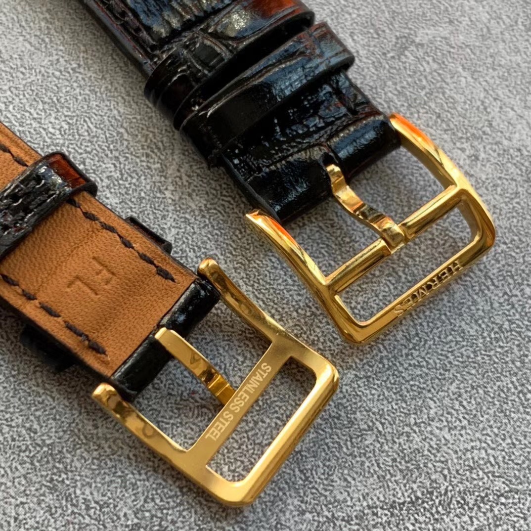 Hermès 爱马仕Heure H系列 亮丽的颜色表带环绕独特的“H”型表壳 珍珠贝母表盘上另镶嵌有11颗钻石