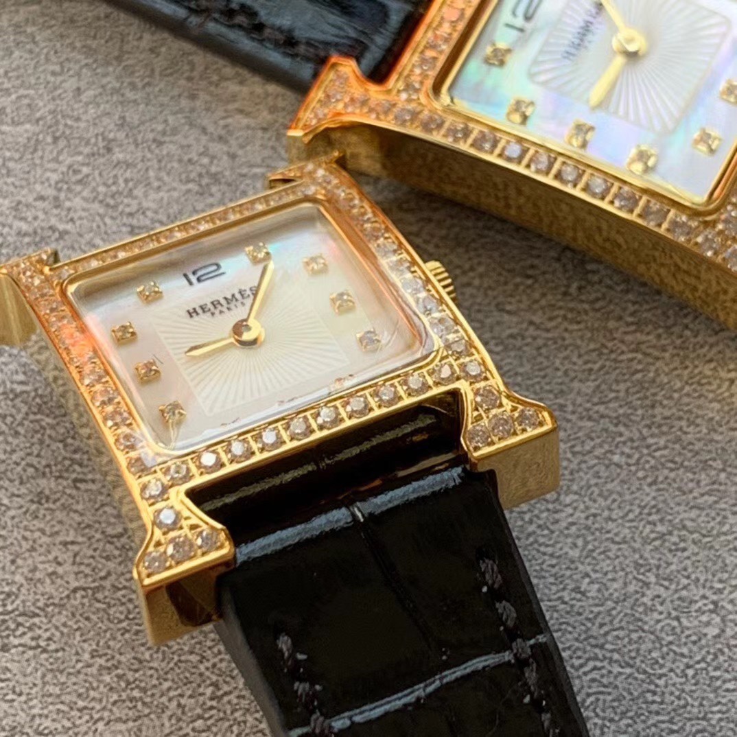Hermès 爱马仕Heure H系列 亮丽的颜色表带环绕独特的“H”型表壳 珍珠贝母表盘上另镶嵌有11颗钻石