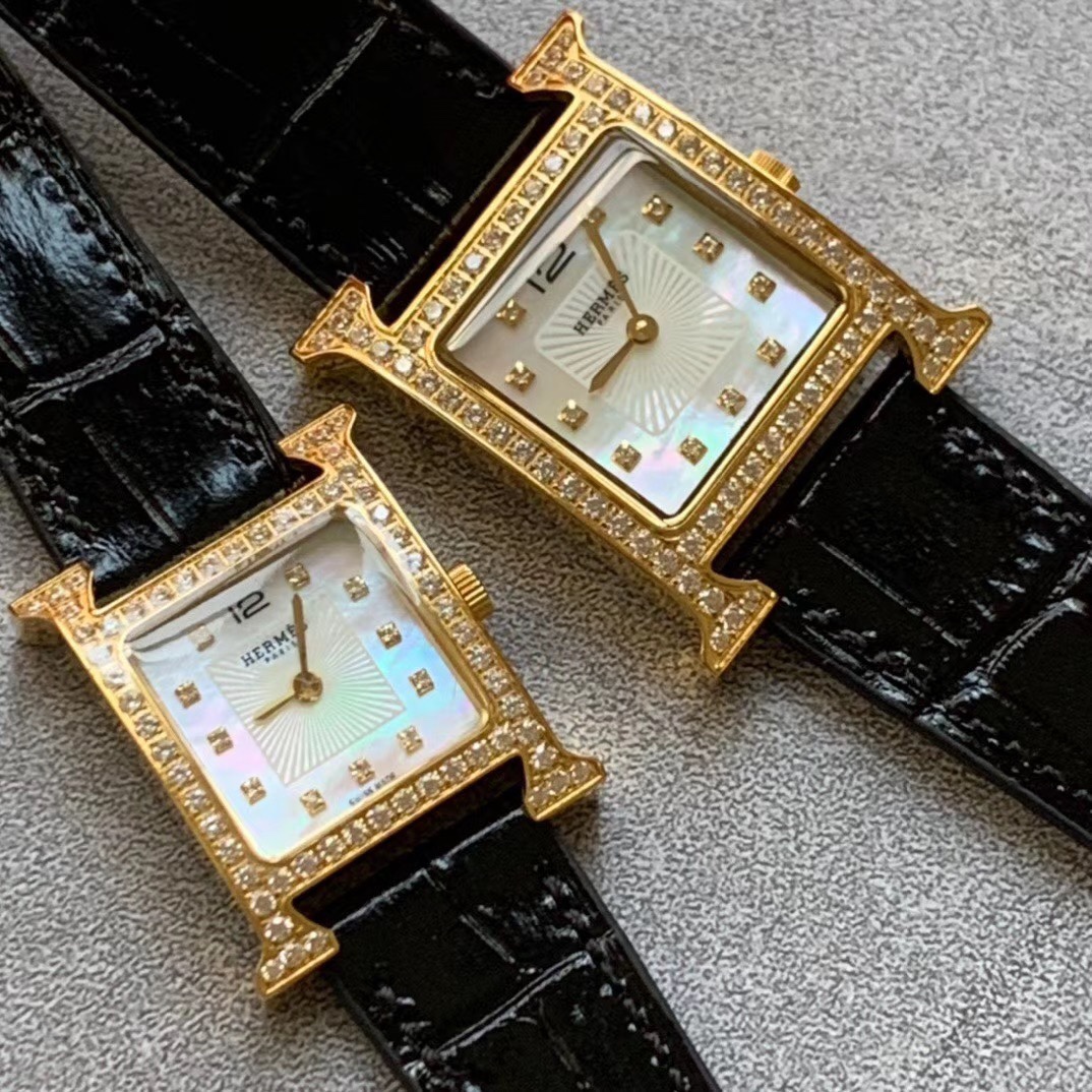 Hermès 爱马仕Heure H系列 亮丽的颜色表带环绕独特的“H”型表壳 珍珠贝母表盘上另镶嵌有11颗钻石