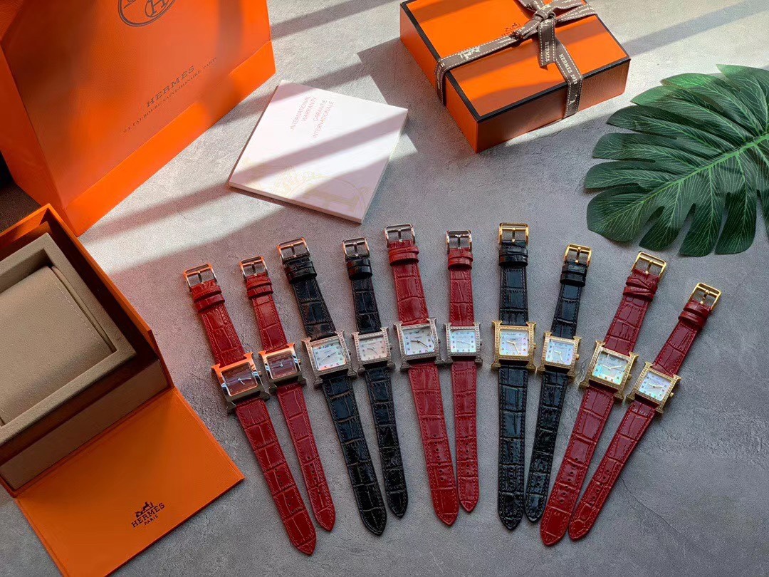 Hermès 爱马仕Heure H系列 亮丽的颜色表带环绕独特的“H”型表壳 珍珠贝母表盘上另镶嵌有11颗钻石