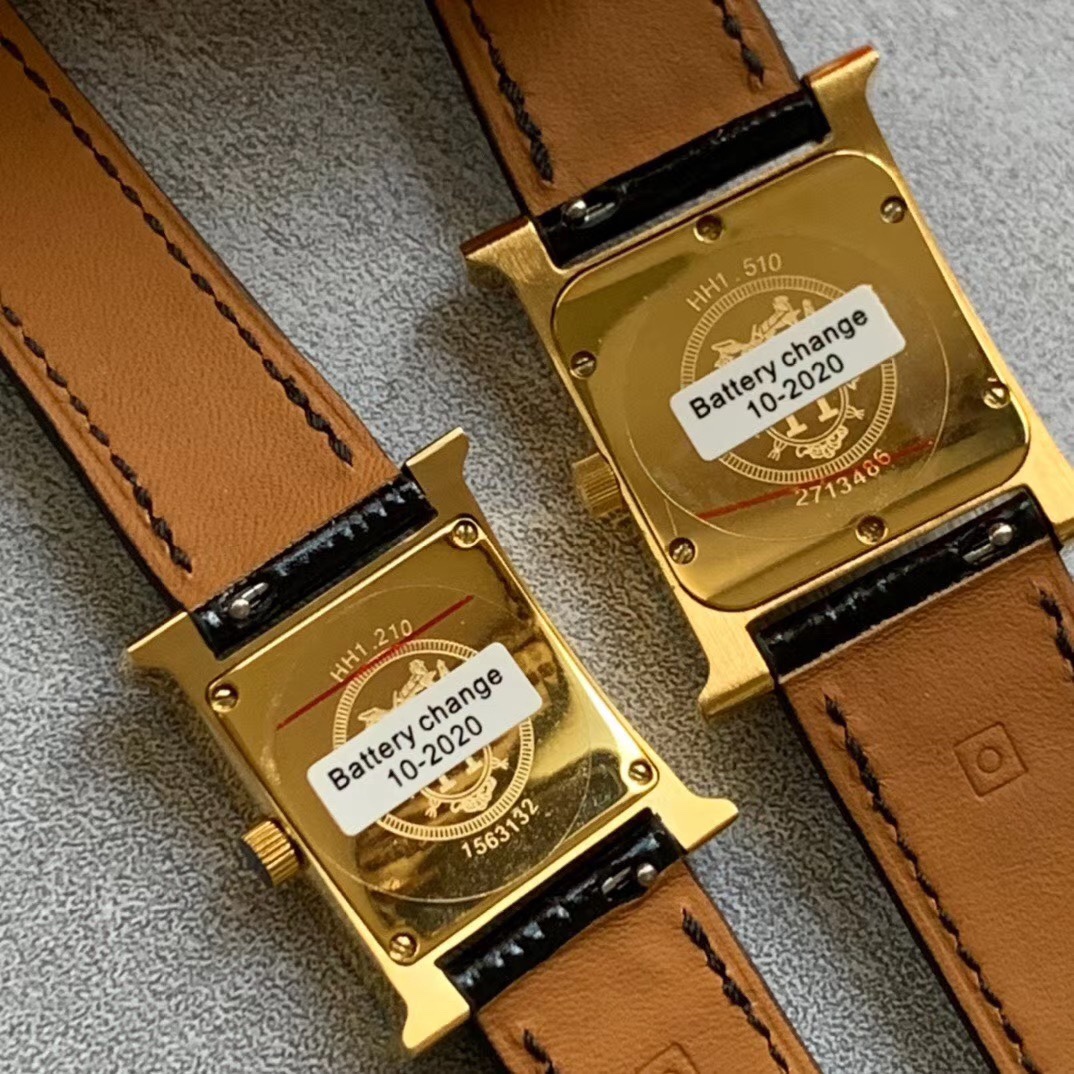 Hermès 爱马仕Heure H系列 亮丽的颜色表带环绕独特的“H”型表壳 珍珠贝母表盘上另镶嵌有11颗钻石