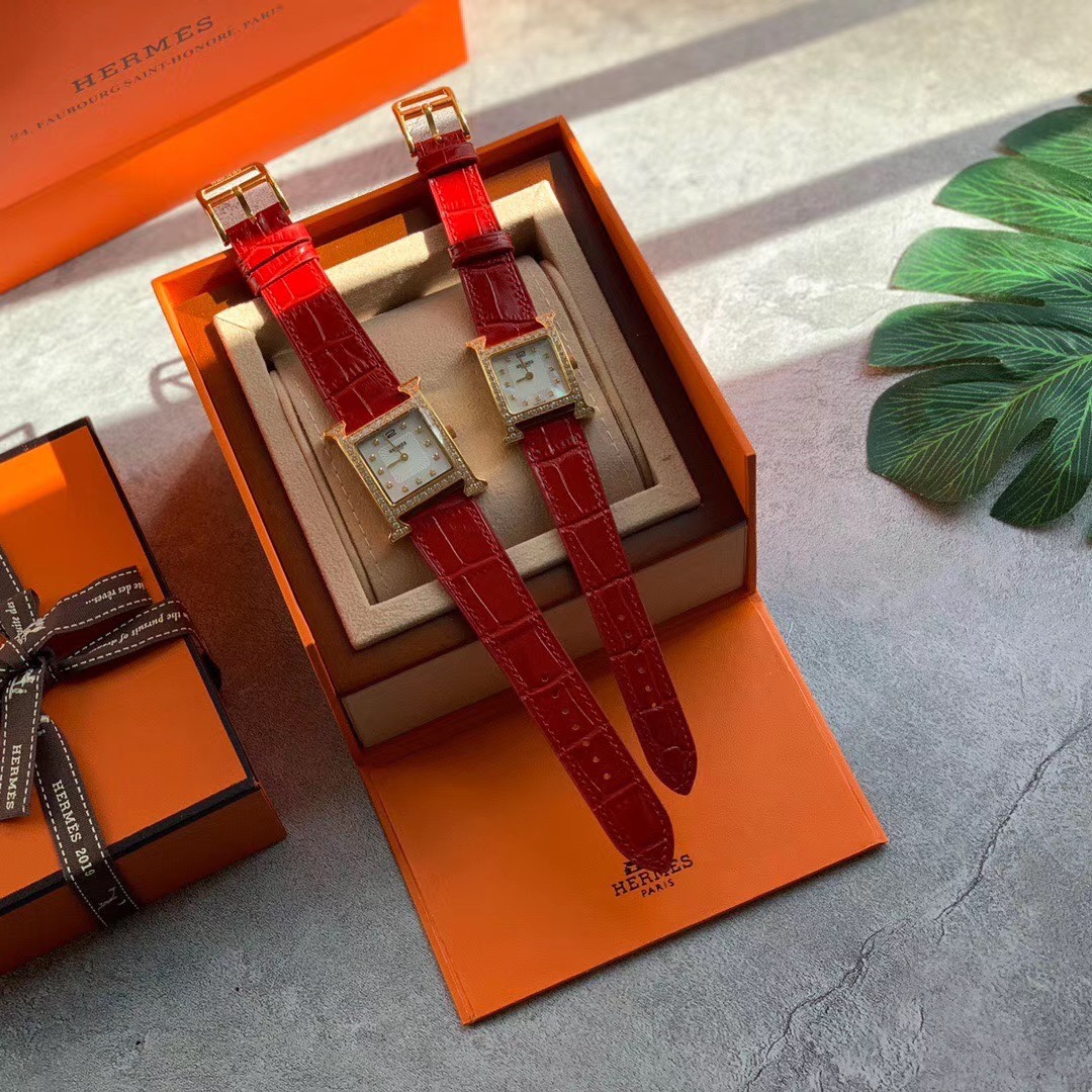 Hermès 爱马仕Heure H系列 亮丽的颜色表带环绕独特的“H”型表壳 珍珠贝母表盘上另镶嵌有11颗钻石