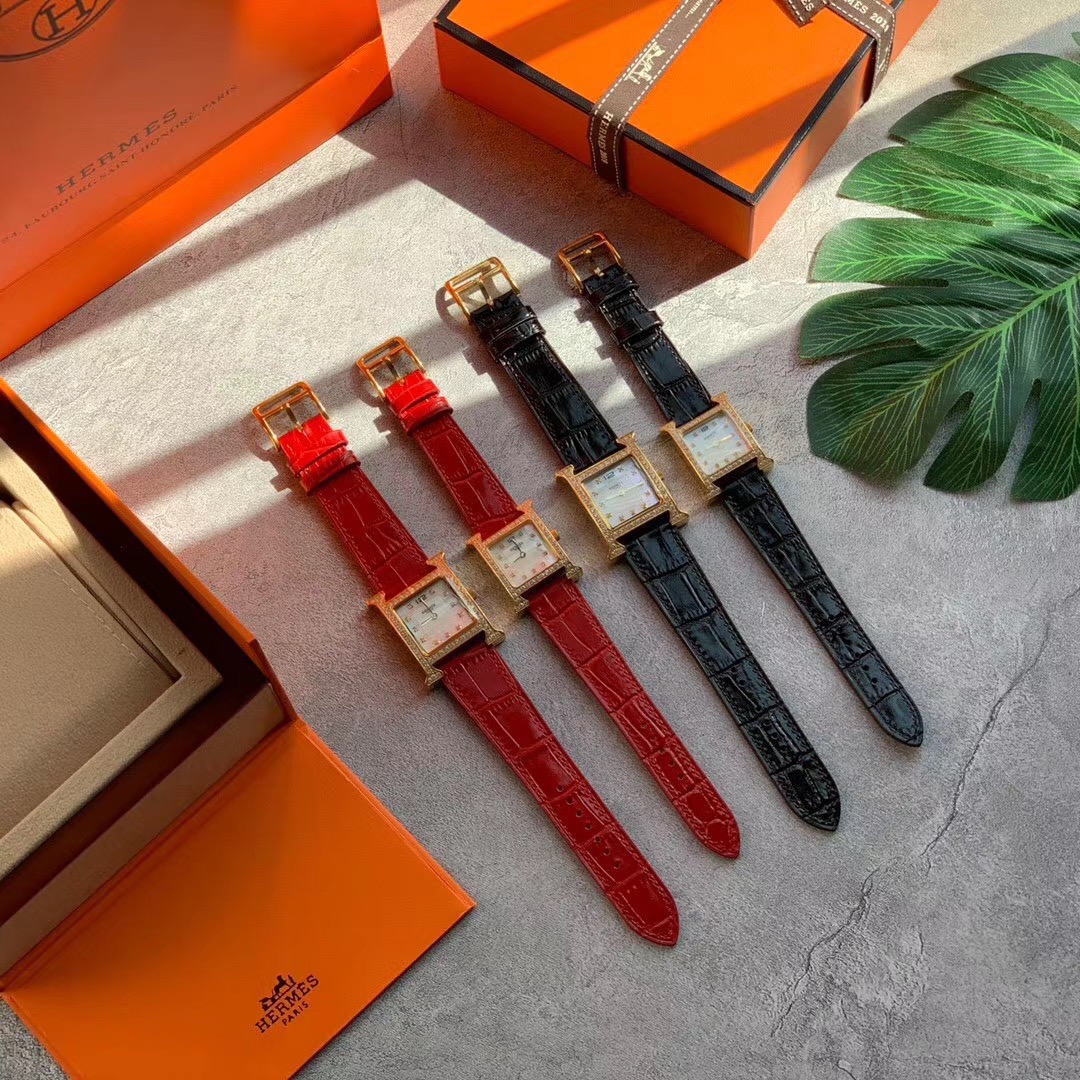 Hermès 爱马仕Heure H系列 亮丽的颜色表带环绕独特的“H”型表壳 珍珠贝母表盘上另镶嵌有11颗钻石