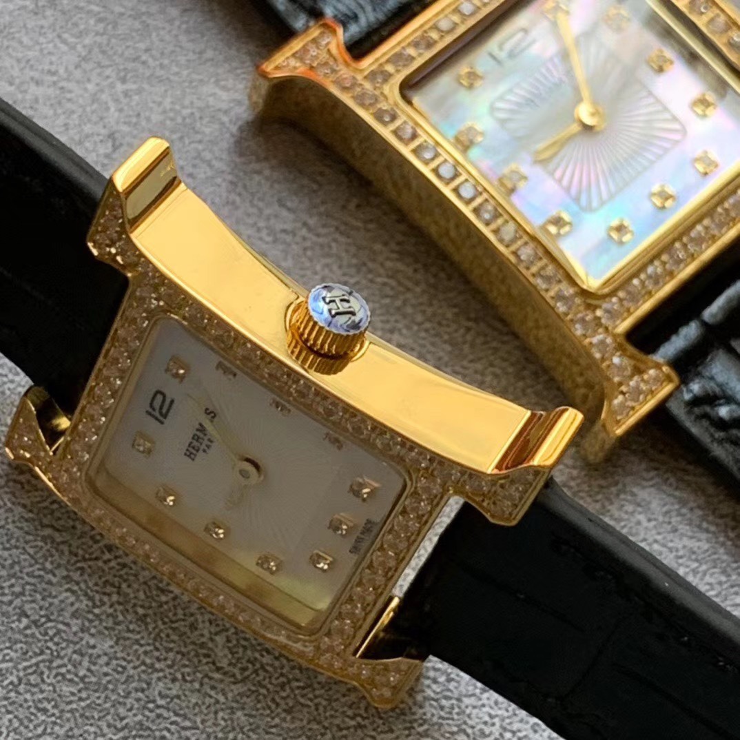Hermès 爱马仕Heure H系列 亮丽的颜色表带环绕独特的“H”型表壳 珍珠贝母表盘上另镶嵌有11颗钻石
