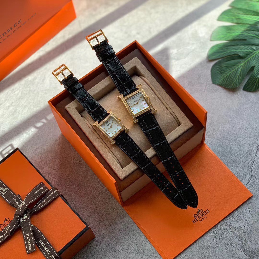 Hermès 爱马仕Heure H系列 亮丽的颜色表带环绕独特的“H”型表壳 珍珠贝母表盘上另镶嵌有11颗钻石
