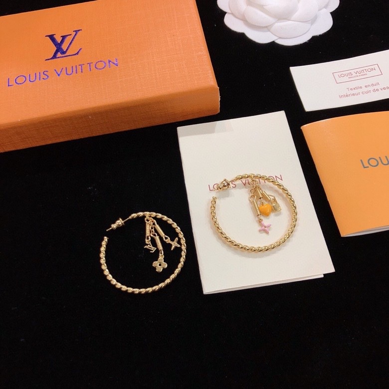 大气 LV  耳钉 🌹🌹LOUIS VUITTON横扫时尚界，走秀款 街拍 经典元素独特见解，高端精致。