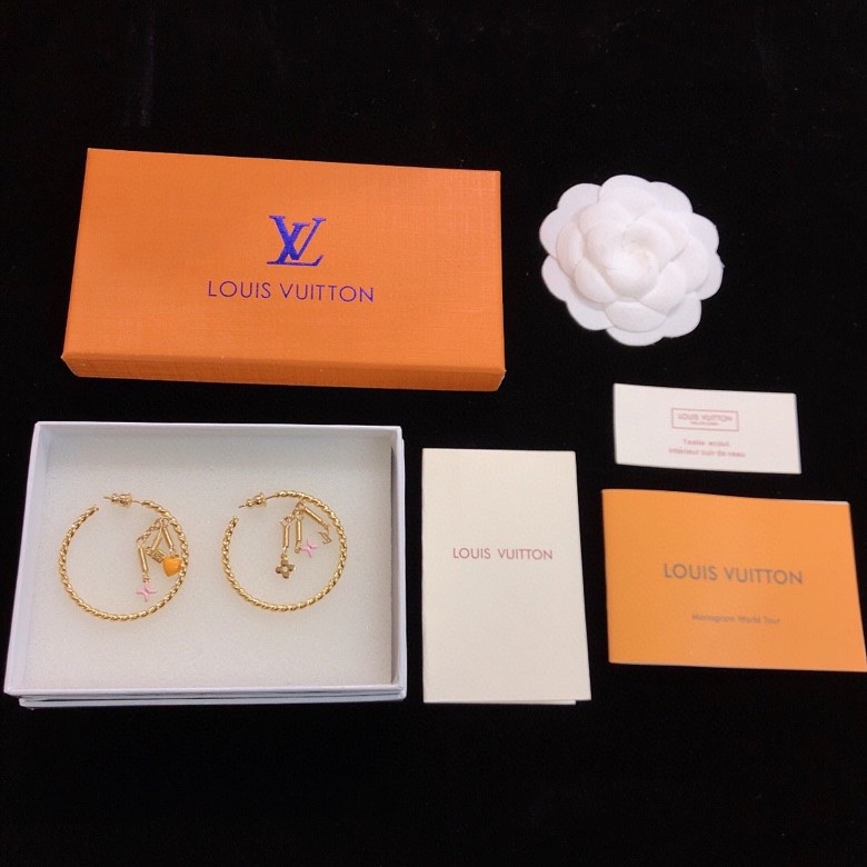 大气 LV  耳钉 🌹🌹LOUIS VUITTON横扫时尚界，走秀款 街拍 经典元素独特见解，高端精致。