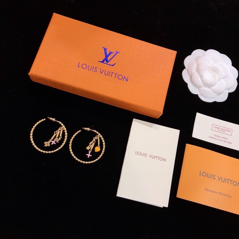 大气 LV  耳钉 🌹🌹LOUIS VUITTON横扫时尚界，走秀款 街拍 经典元素独特见解，高端精致。