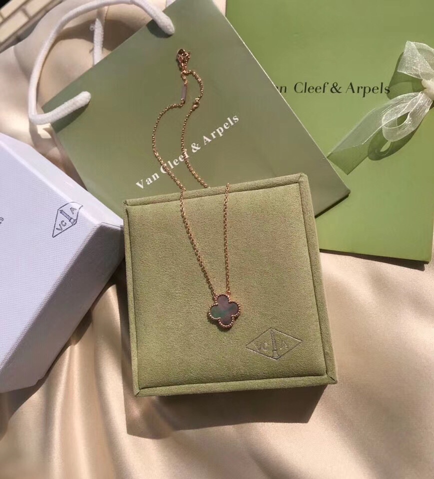 NO:574228,The new four-leaf clover Gray Fritillary is here. The new gray Fritillary is even more luxurious. The gray natural Fritillaria is as rare as gold shells. It is more elegant and dignified than gold shells. The iridescence of natural Fritillaries makes jewelry more natural. Each one is a unique and rare treasure. The upper body can become the focus of attention. Don’t ask why, vca has a century-old culture to create your exclusive temperament. Red is tacky, black is too dark, and green is difficult to maintain.  Now the gray color is out and it’s super versatile. It looks great with magic, Vac necklace, and necklace.19860909全新四叶草来啦灰贝母 新款灰贝,更是高级感爆棚,灰色天然贝母,珍稀程度不亚于金贝,相比于金贝更加优雅端庄 天然贝母的虹彩,让珠宝更加倾向于大自然,每一个都是独一无二的稀世珍宝,上身就能成为万众瞩目的焦点,不要问为什么,vca 百年文化来打造你专属气质 红色俗气,黑色太暗,绿色又难养 现在灰色出来超百搭啊配magic很好看,Vac项链,necklace,Jewelry