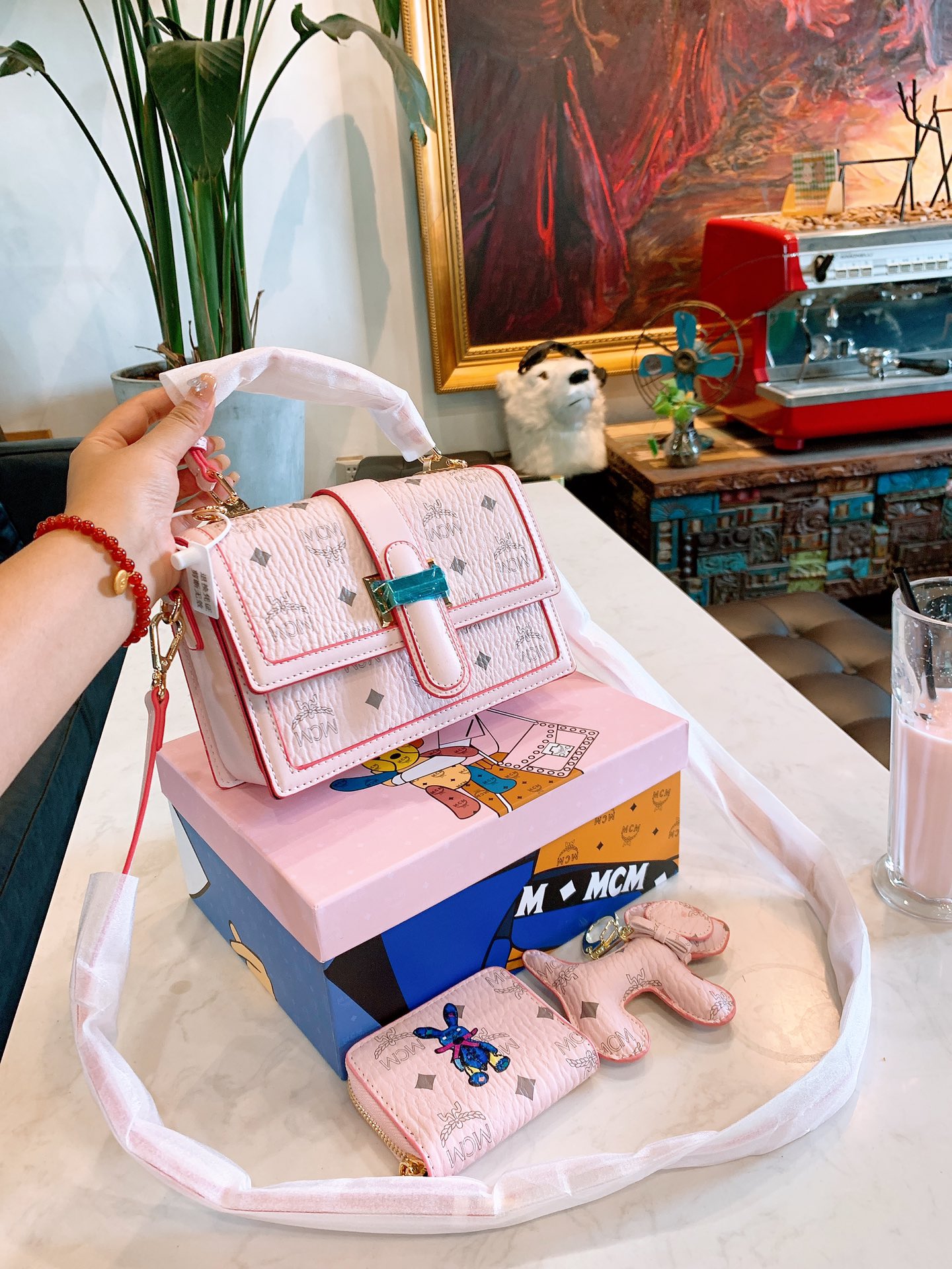 J5 220 mcm邮差包手提包三件套配送小狗挂件钱包mcm中古包，最近mcm中古包款式可以说的不能再了，大小非常合适呦造型也很特别，肩带质感很舒服，不会勒肩，颜值与实用兼备尺寸：22cm配礼盒编码202045