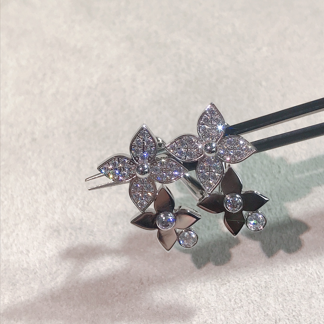 NO:634288,LV four-leaf single flower ° No dead ends Purchased and developed by ZP, you can compare at will Pure CNC carving, pure hand micro-inlay Thick gold plating, super champagne gold color 88270, Cartier high-end jewelry19860909LV四叶单花 °无死角 购zp开发,可任意对比 纯CNC精雕,纯手工微镶 厚金电镀,颜色超正香槟金 88270,,卡迪亚高端饰品,Jewelry