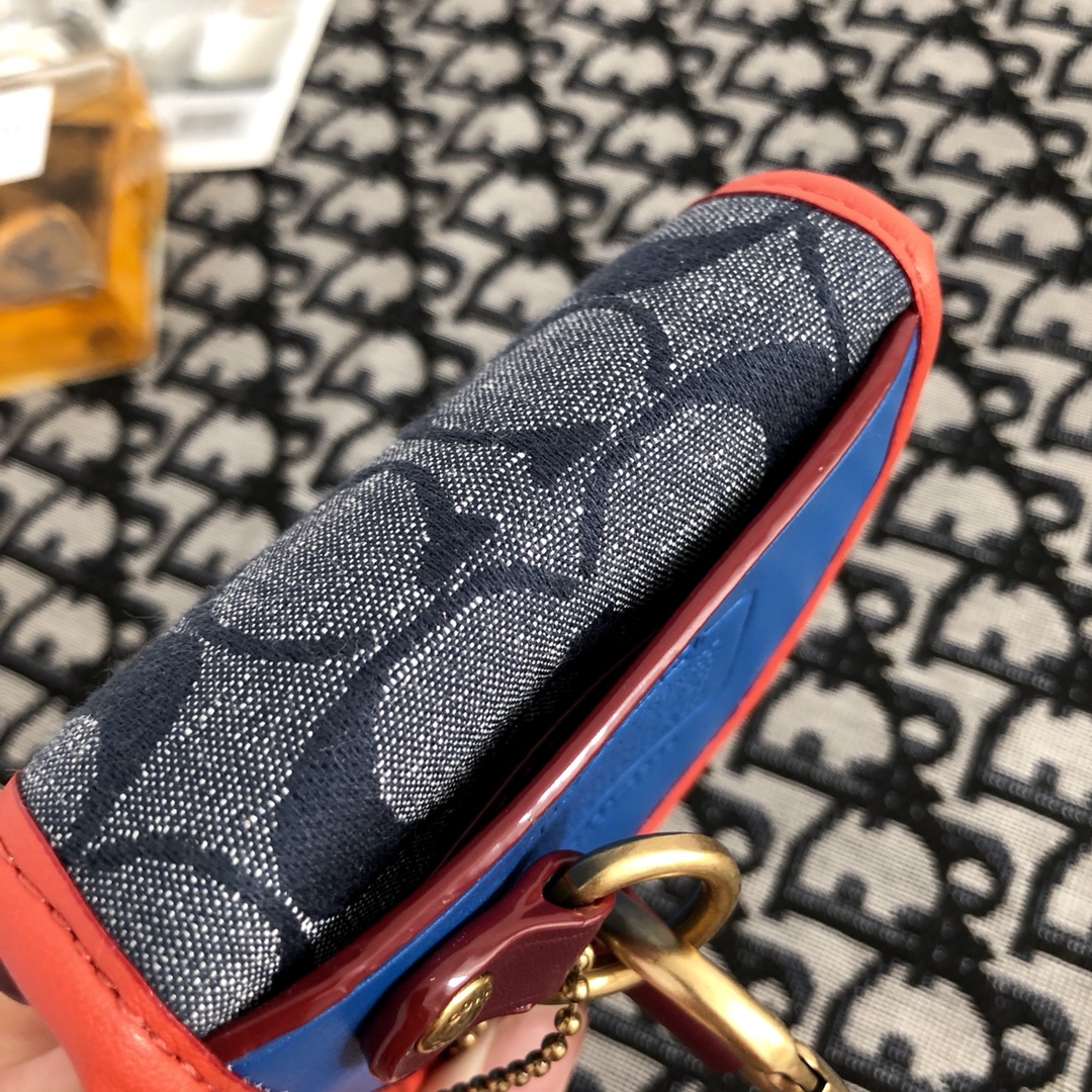 Coach ～ 新款来袭~ Coach Chambray迷你Saddle香布雷钱布雷零钱包旋扣
