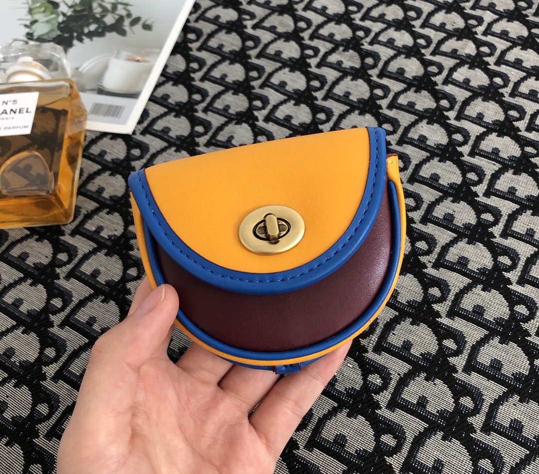 Coach ～新款来袭~ Coach Chambray迷你Saddle香布雷钱布雷零钱包旋扣