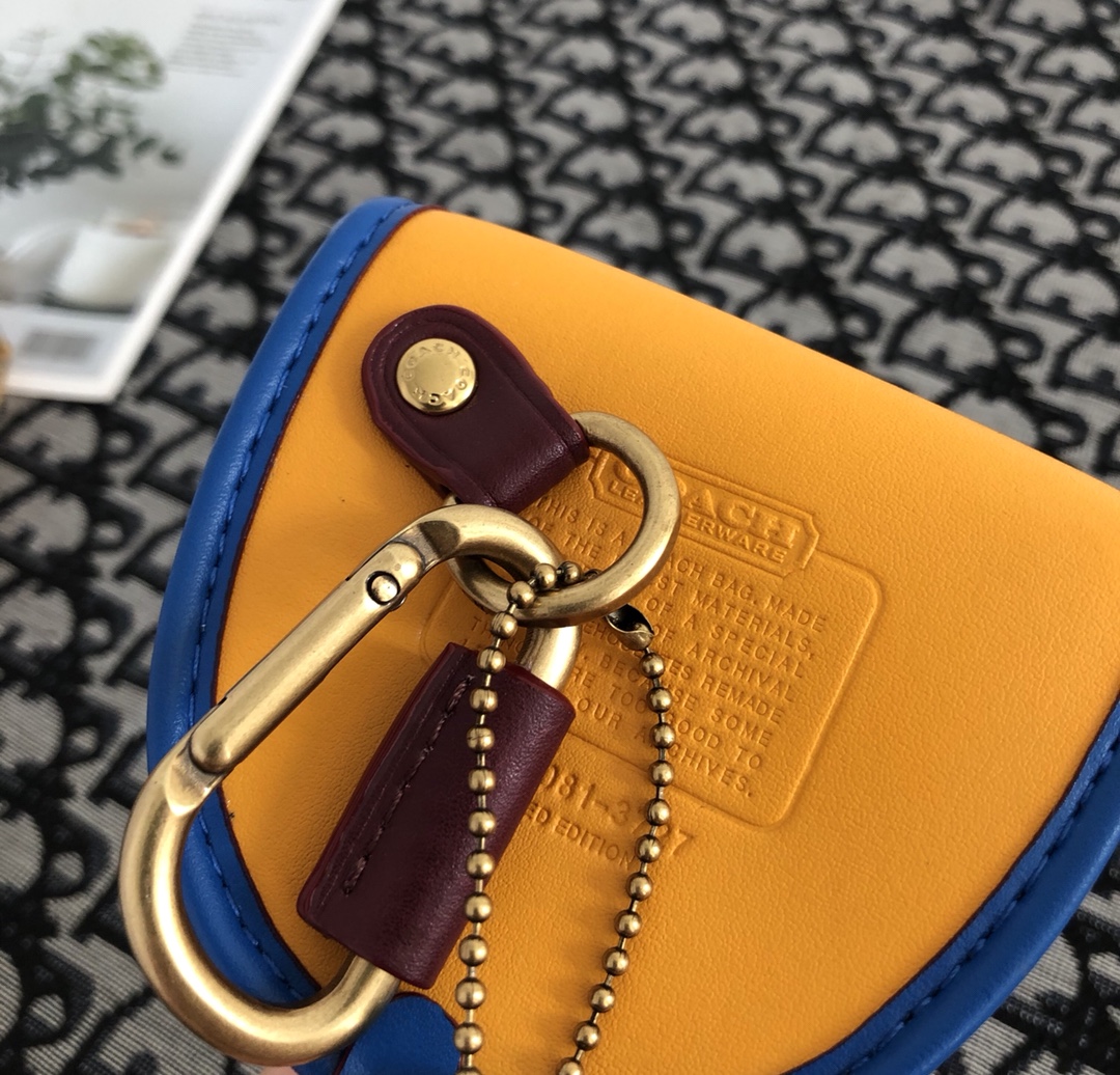 Coach ～新款来袭~ Coach Chambray迷你Saddle香布雷钱布雷零钱包旋扣