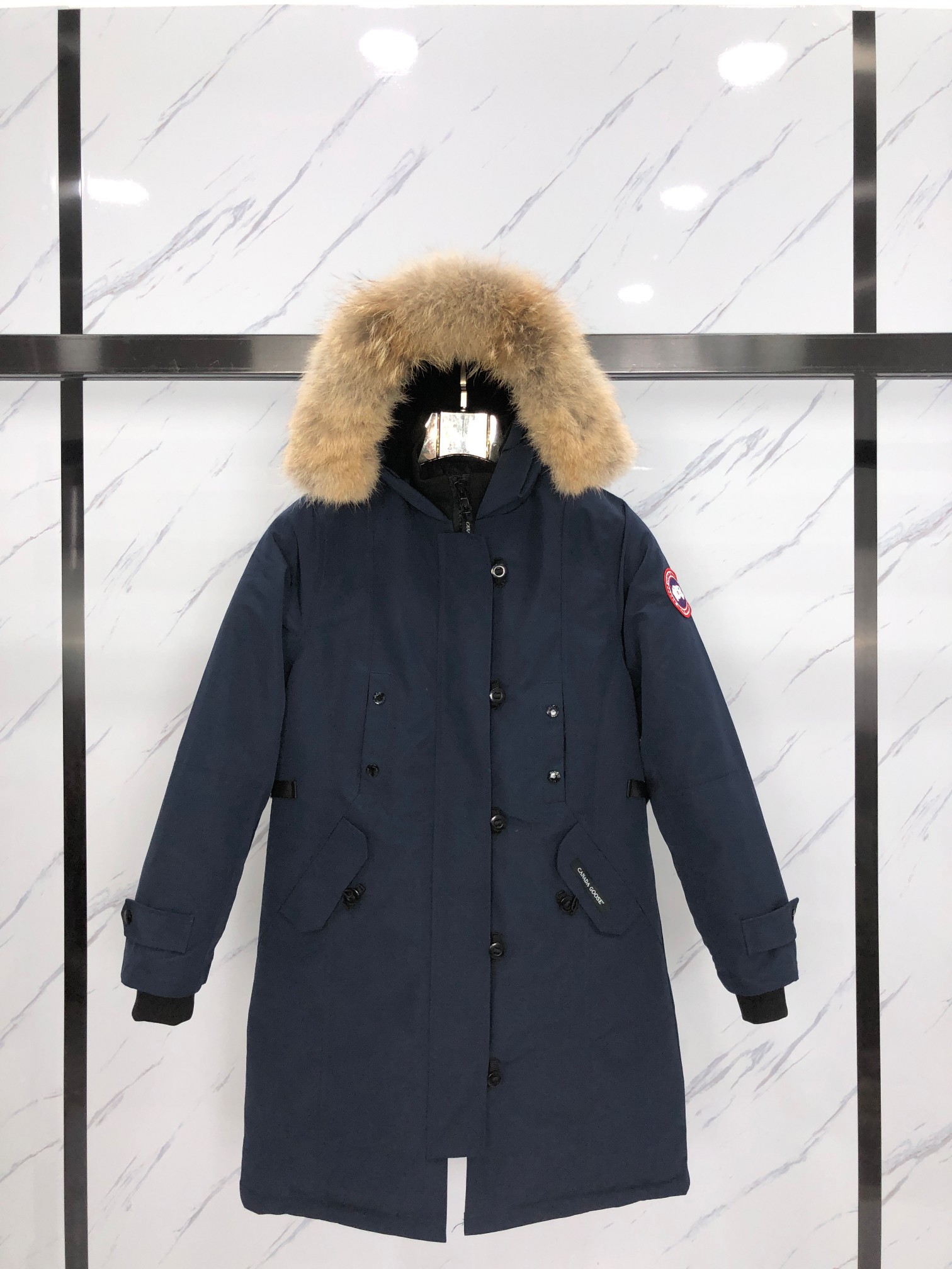 顶级过验版本🔥🔥全网最强🔥🔥先到先得 出厂价💰400
款式:🇨🇦🇨🇦CANADA GOOSE/12款/女款
颜色:深蓝
工厂直供:供应全球代购.微商.实体.天猫.高端档口以及工作室合作,可免费代发!
加拿大鹅Trillium Parka Women派克大衣“万人迷”12款女款,南北极科考队等都选择加拿大鹅作为御寒装,羽绒服界的劳斯莱斯。
➖ 行业领先防伪芯片感应。
➖ 进口百灵达绣花机定制绣花标,最高级别超行业领先。
➖ 进口韩国21支涤棉混纺原厂面料,TC85防水涂层面料,放水防风且耐磨。
➖ 新国标80白鸭绒平均充绒520克.充绒量行业级领先。
➖ 100%尼龙nylon里布双重双层封禁设计,防止跑绒,袖口无缝螺纹设计!
➖ 加拿大西部青狼毛领。
➖ 吉田YKK客供原厂定制电镀拉头,YKK双向可锁定拉链,紧实顺滑不掉漆。
➖ 3M复合魔术贴经久耐用,辅料五金全部拆版定做。
注:我们文案只有简单明了,与其想看吹嘘文案不如拿样对比了解。
只为最纯粹的大鹅,最专注·最专业·最高品质·最高性价比!
SIZE:S-XXL【附尺码表】