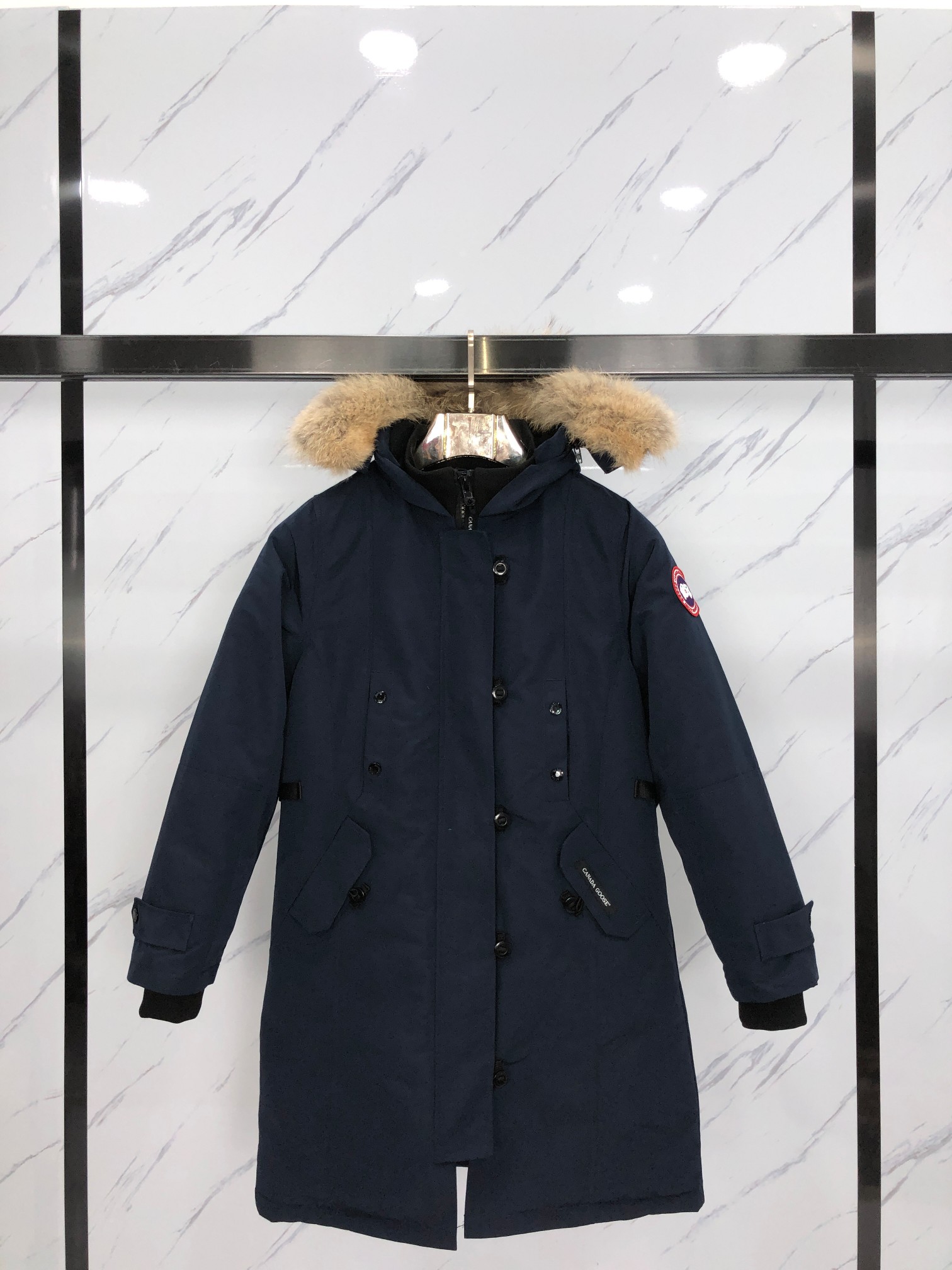 顶级过验版本🔥🔥全网最强🔥🔥先到先得 出厂价💰400
款式:🇨🇦🇨🇦CANADA GOOSE/12款/女款
颜色:深蓝
工厂直供:供应全球代购.微商.实体.天猫.高端档口以及工作室合作,可免费代发!
加拿大鹅Trillium Parka Women派克大衣“万人迷”12款女款,南北极科考队等都选择加拿大鹅作为御寒装,羽绒服界的劳斯莱斯。
➖ 行业领先防伪芯片感应。
➖ 进口百灵达绣花机定制绣花标,最高级别超行业领先。
➖ 进口韩国21支涤棉混纺原厂面料,TC85防水涂层面料,放水防风且耐磨。
➖ 新国标80白鸭绒平均充绒520克.充绒量行业级领先。
➖ 100%尼龙nylon里布双重双层封禁设计,防止跑绒,袖口无缝螺纹设计!
➖ 加拿大西部青狼毛领。
➖ 吉田YKK客供原厂定制电镀拉头,YKK双向可锁定拉链,紧实顺滑不掉漆。
➖ 3M复合魔术贴经久耐用,辅料五金全部拆版定做。
注:我们文案只有简单明了,与其想看吹嘘文案不如拿样对比了解。
只为最纯粹的大鹅,最专注·最专业·最高品质·最高性价比!
SIZE:S-XXL【附尺码表】