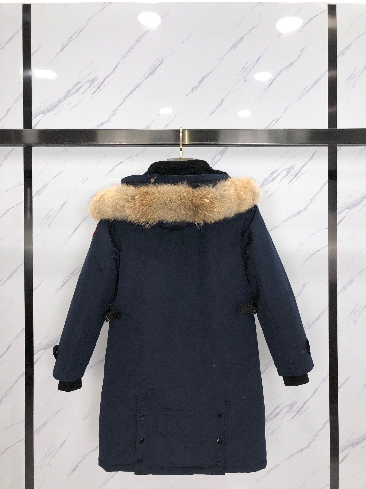 顶级过验版本🔥🔥全网最强🔥🔥先到先得 出厂价💰400
款式:🇨🇦🇨🇦CANADA GOOSE/12款/女款
颜色:深蓝
工厂直供:供应全球代购.微商.实体.天猫.高端档口以及工作室合作,可免费代发!
加拿大鹅Trillium Parka Women派克大衣“万人迷”12款女款,南北极科考队等都选择加拿大鹅作为御寒装,羽绒服界的劳斯莱斯。
➖ 行业领先防伪芯片感应。
➖ 进口百灵达绣花机定制绣花标,最高级别超行业领先。
➖ 进口韩国21支涤棉混纺原厂面料,TC85防水涂层面料,放水防风且耐磨。
➖ 新国标80白鸭绒平均充绒520克.充绒量行业级领先。
➖ 100%尼龙nylon里布双重双层封禁设计,防止跑绒,袖口无缝螺纹设计!
➖ 加拿大西部青狼毛领。
➖ 吉田YKK客供原厂定制电镀拉头,YKK双向可锁定拉链,紧实顺滑不掉漆。
➖ 3M复合魔术贴经久耐用,辅料五金全部拆版定做。
注:我们文案只有简单明了,与其想看吹嘘文案不如拿样对比了解。
只为最纯粹的大鹅,最专注·最专业·最高品质·最高性价比!
SIZE:S-XXL【附尺码表】