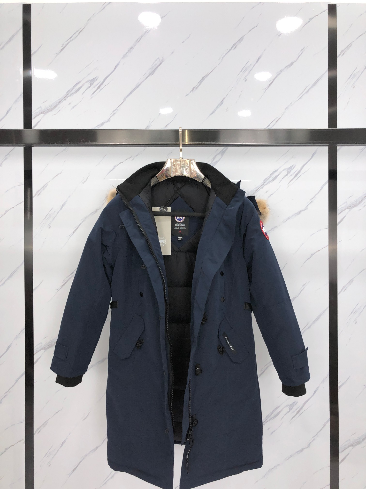 顶级过验版本🔥🔥全网最强🔥🔥先到先得 出厂价💰400
款式:🇨🇦🇨🇦CANADA GOOSE/12款/女款
颜色:深蓝
工厂直供:供应全球代购.微商.实体.天猫.高端档口以及工作室合作,可免费代发!
加拿大鹅Trillium Parka Women派克大衣“万人迷”12款女款,南北极科考队等都选择加拿大鹅作为御寒装,羽绒服界的劳斯莱斯。
➖ 行业领先防伪芯片感应。
➖ 进口百灵达绣花机定制绣花标,最高级别超行业领先。
➖ 进口韩国21支涤棉混纺原厂面料,TC85防水涂层面料,放水防风且耐磨。
➖ 新国标80白鸭绒平均充绒520克.充绒量行业级领先。
➖ 100%尼龙nylon里布双重双层封禁设计,防止跑绒,袖口无缝螺纹设计!
➖ 加拿大西部青狼毛领。
➖ 吉田YKK客供原厂定制电镀拉头,YKK双向可锁定拉链,紧实顺滑不掉漆。
➖ 3M复合魔术贴经久耐用,辅料五金全部拆版定做。
注:我们文案只有简单明了,与其想看吹嘘文案不如拿样对比了解。
只为最纯粹的大鹅,最专注·最专业·最高品质·最高性价比!
SIZE:S-XXL【附尺码表】