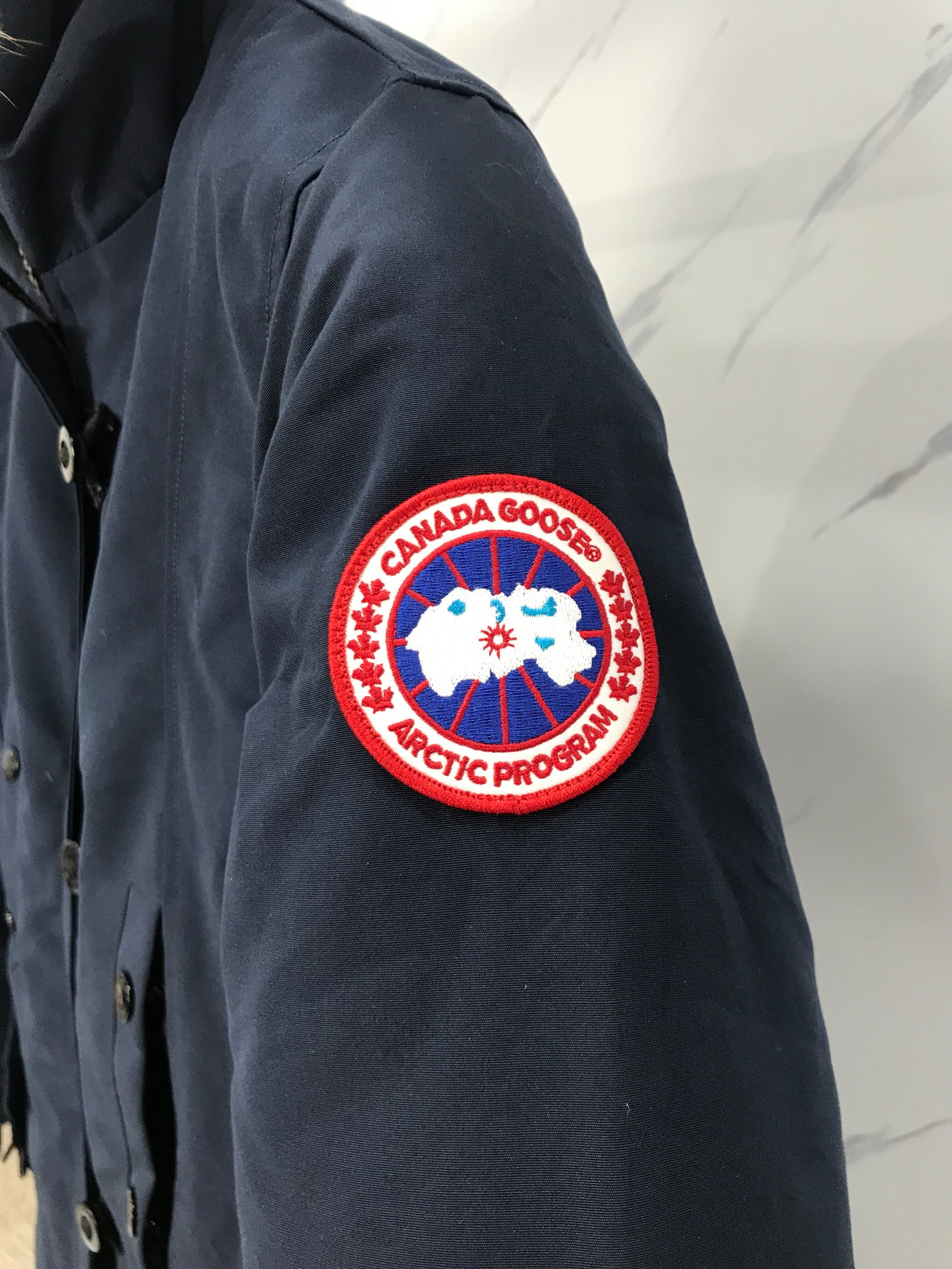顶级过验版本🔥🔥全网最强🔥🔥先到先得 出厂价💰400
款式:🇨🇦🇨🇦CANADA GOOSE/12款/女款
颜色:深蓝
工厂直供:供应全球代购.微商.实体.天猫.高端档口以及工作室合作,可免费代发!
加拿大鹅Trillium Parka Women派克大衣“万人迷”12款女款,南北极科考队等都选择加拿大鹅作为御寒装,羽绒服界的劳斯莱斯。
➖ 行业领先防伪芯片感应。
➖ 进口百灵达绣花机定制绣花标,最高级别超行业领先。
➖ 进口韩国21支涤棉混纺原厂面料,TC85防水涂层面料,放水防风且耐磨。
➖ 新国标80白鸭绒平均充绒520克.充绒量行业级领先。
➖ 100%尼龙nylon里布双重双层封禁设计,防止跑绒,袖口无缝螺纹设计!
➖ 加拿大西部青狼毛领。
➖ 吉田YKK客供原厂定制电镀拉头,YKK双向可锁定拉链,紧实顺滑不掉漆。
➖ 3M复合魔术贴经久耐用,辅料五金全部拆版定做。
注:我们文案只有简单明了,与其想看吹嘘文案不如拿样对比了解。
只为最纯粹的大鹅,最专注·最专业·最高品质·最高性价比!
SIZE:S-XXL【附尺码表】
